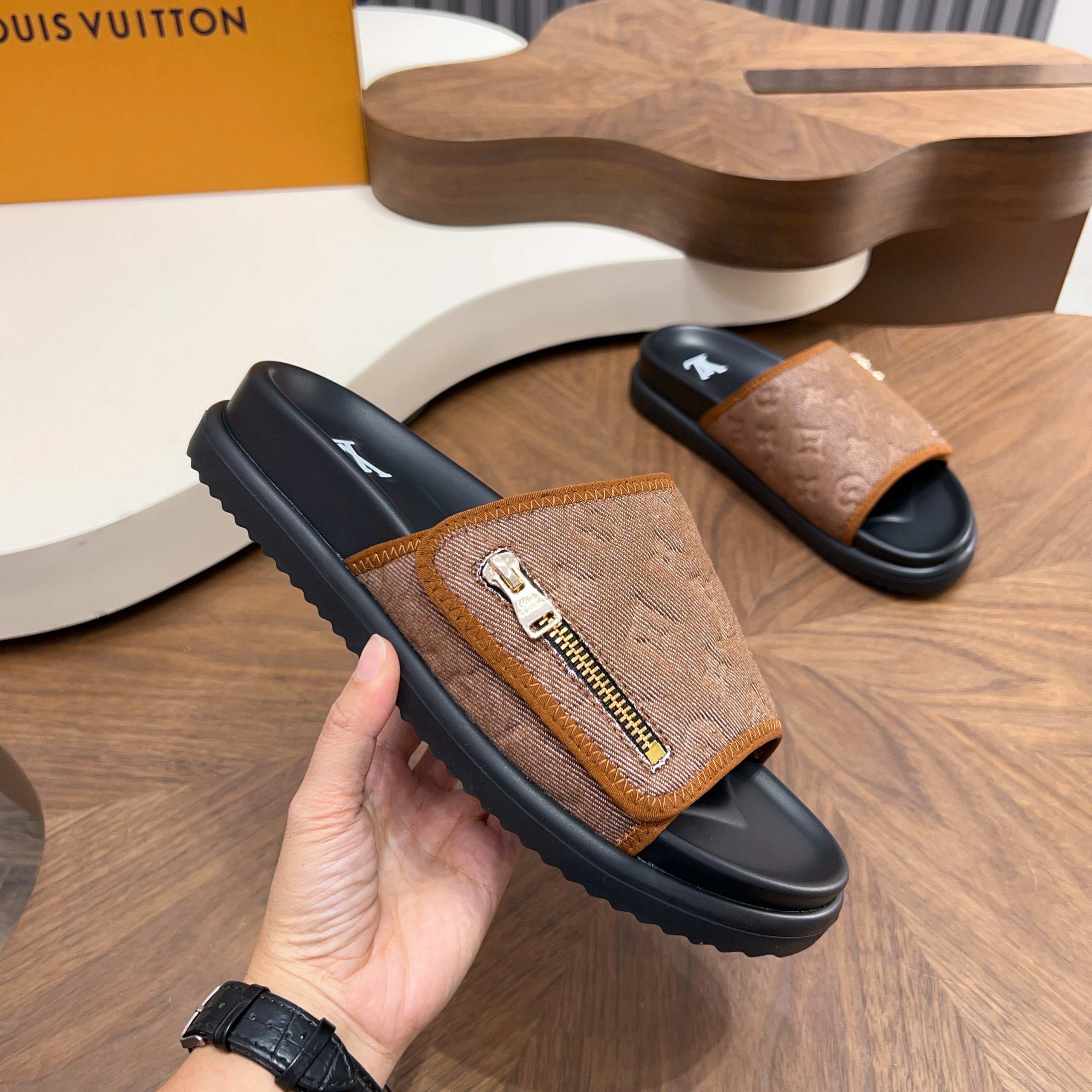 LV 原單 男款 棕色Monogram拖鞋 經典百搭款