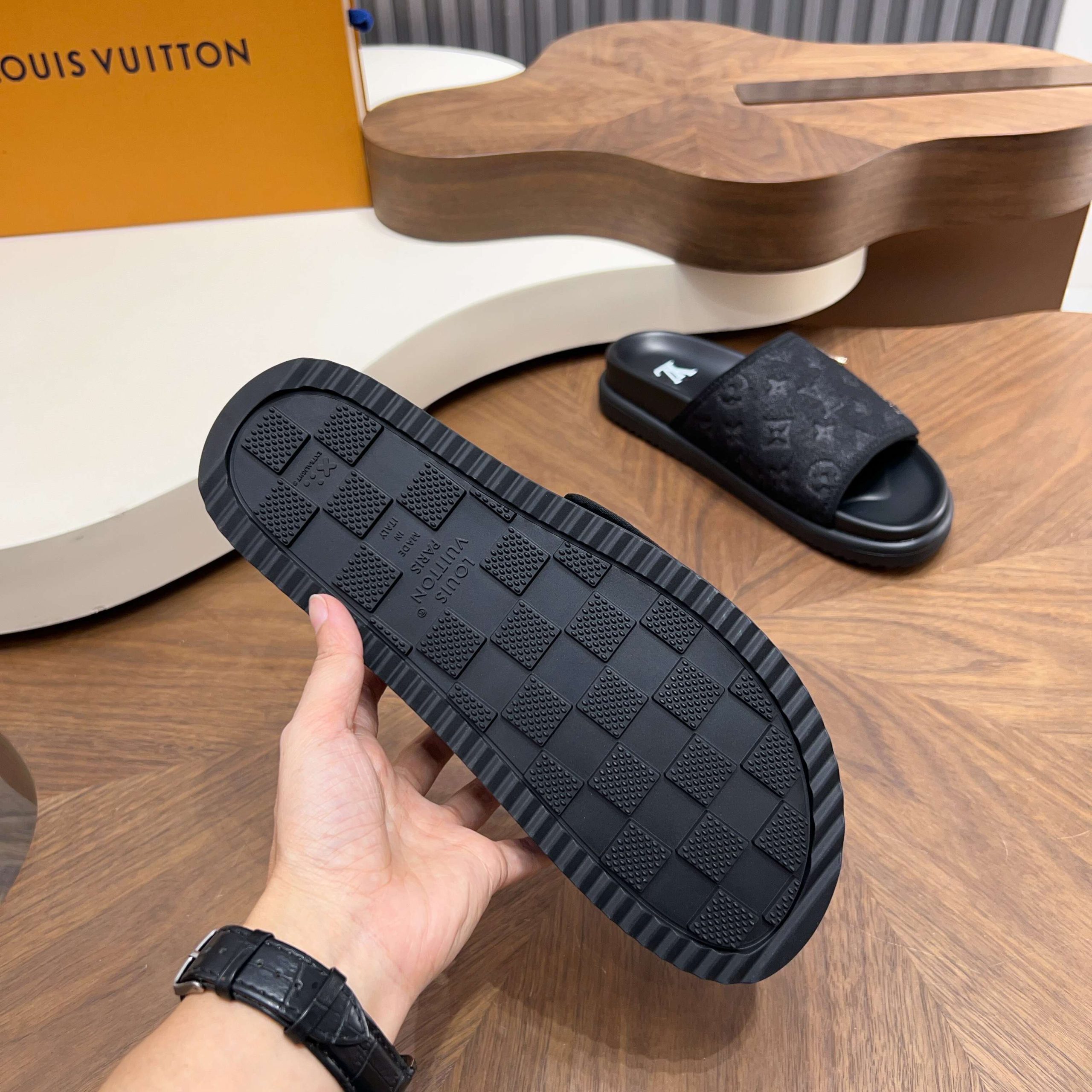 LV A貨 男款 黑色Monogram拖鞋 拉鍊休閒款| 13 LV A貨 男款 黑色Monogram拖鞋 拉鍊休閒款