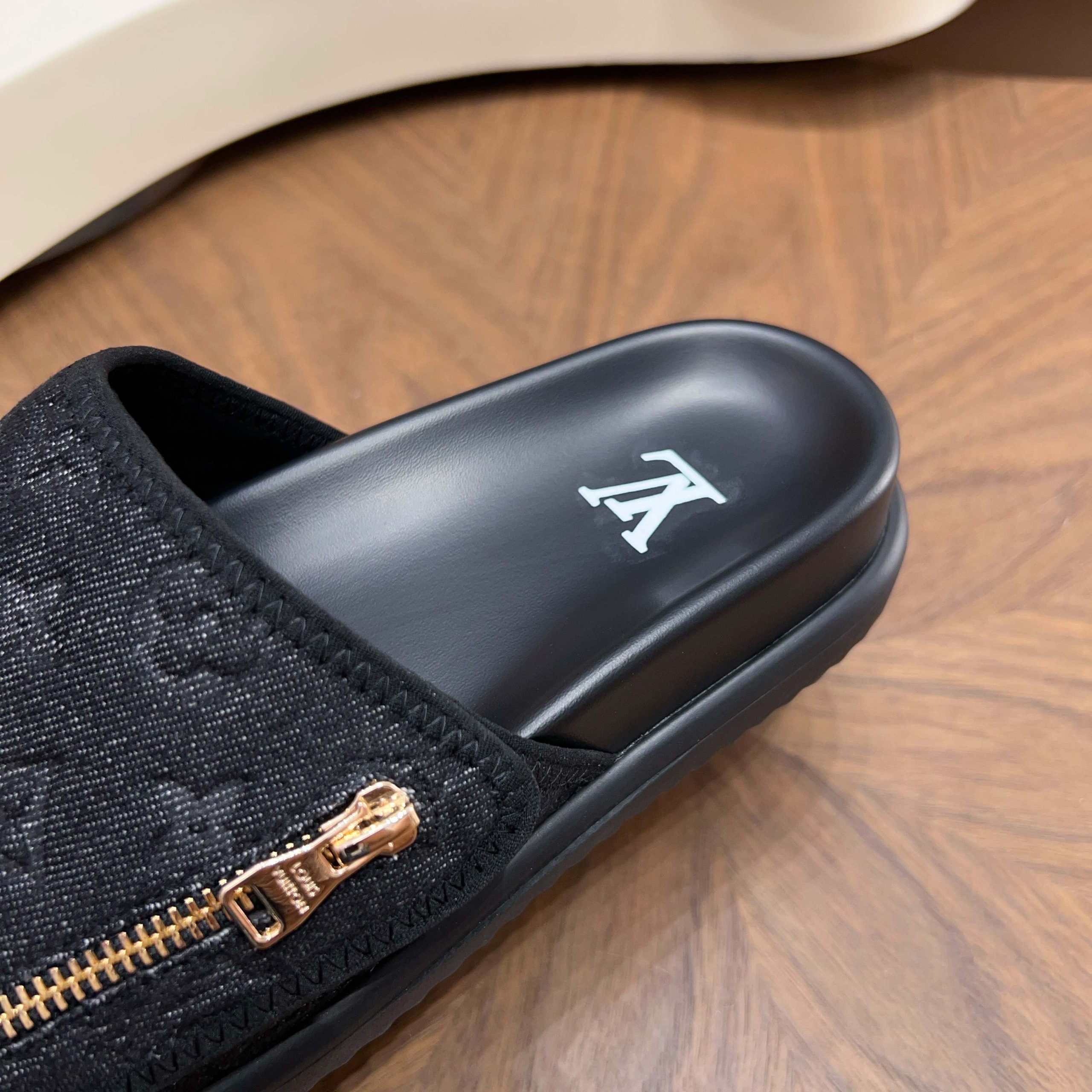 LV A貨 男款 黑色Monogram拖鞋 拉鍊休閒款| 12 LV A貨 男款 黑色Monogram拖鞋 拉鍊休閒款
