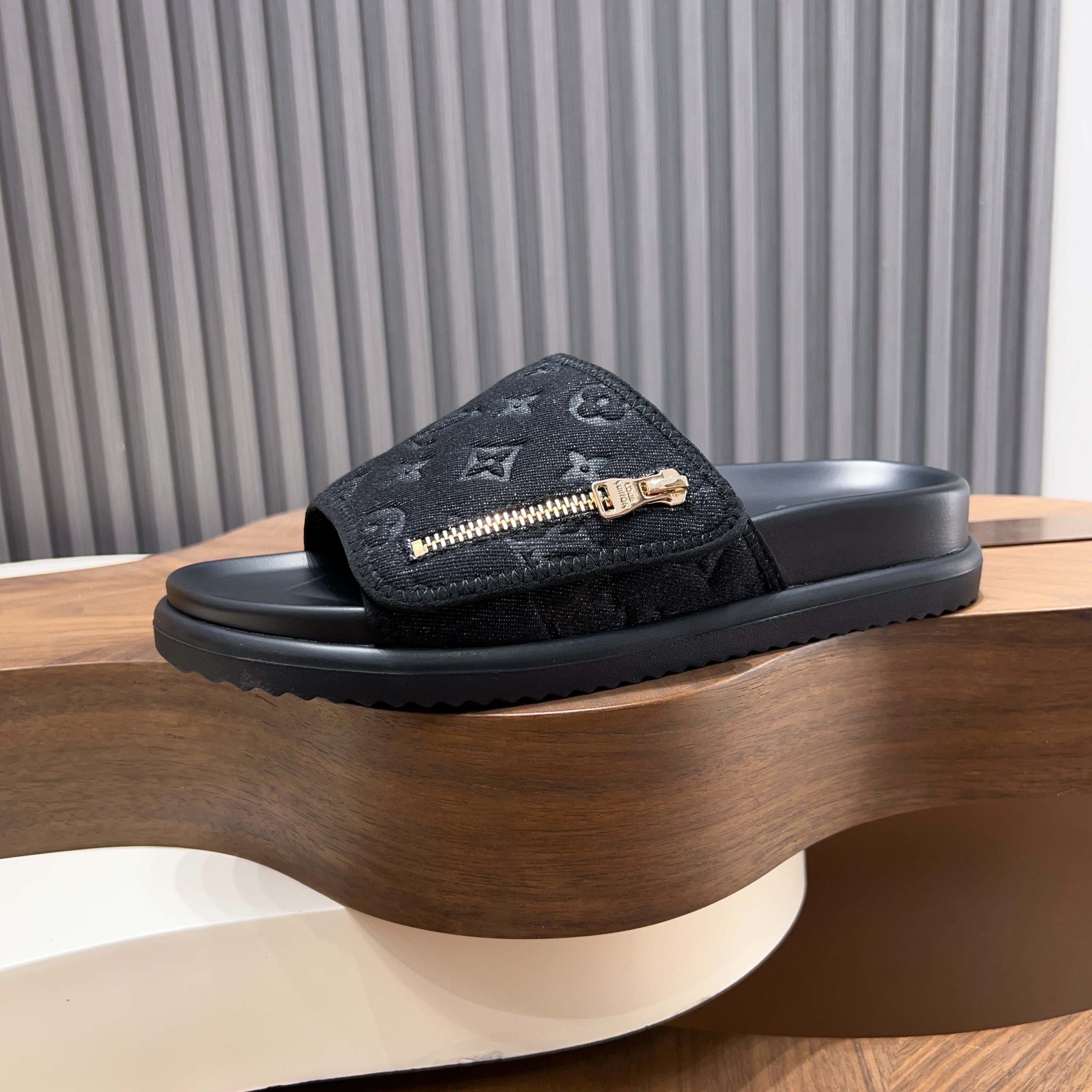 LV A貨 男款 黑色Monogram拖鞋 拉鍊休閒款| 11 LV A貨 男款 黑色Monogram拖鞋 拉鍊休閒款