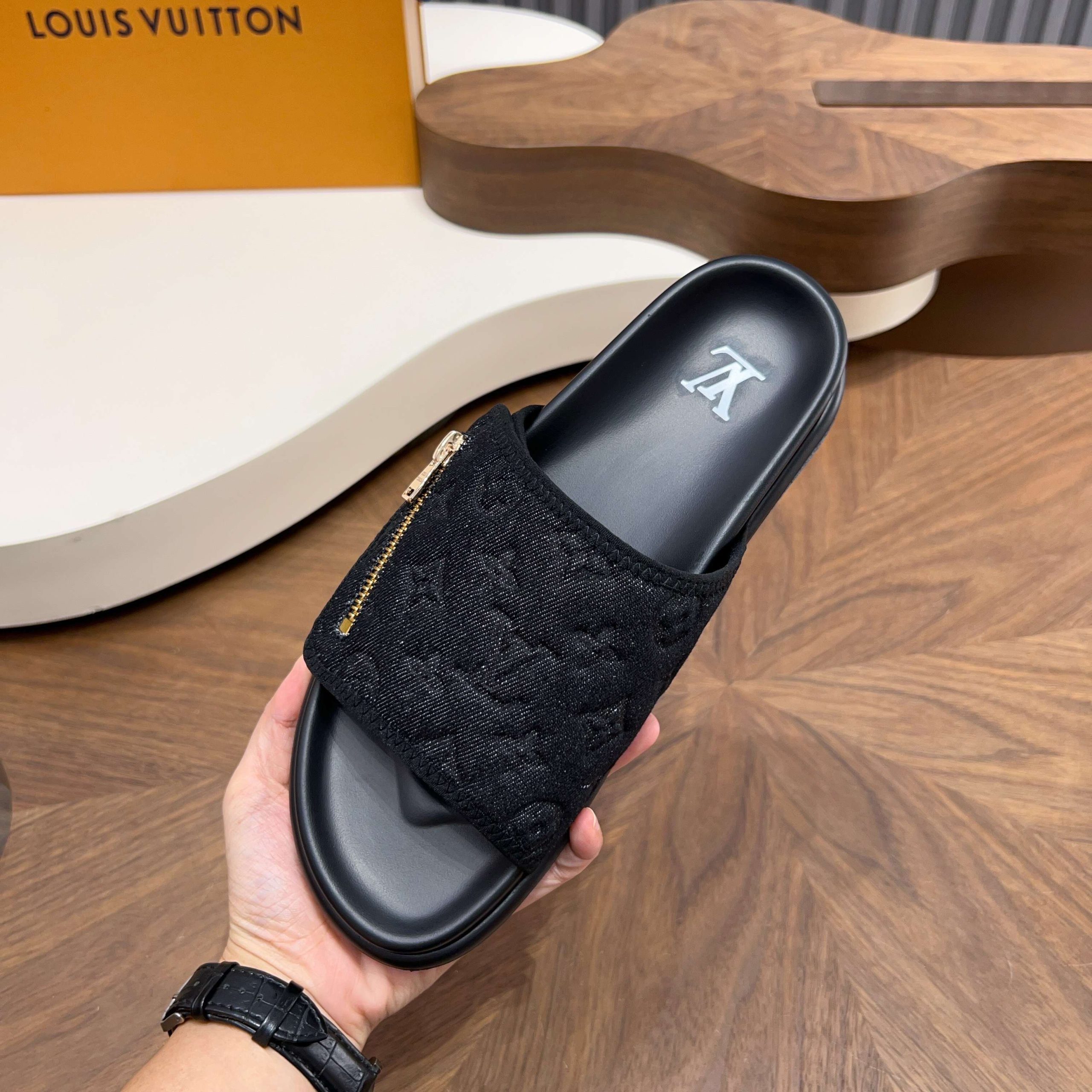 LV A貨 男款 黑色Monogram拖鞋 拉鍊休閒款| 10 LV A貨 男款 黑色Monogram拖鞋 拉鍊休閒款
