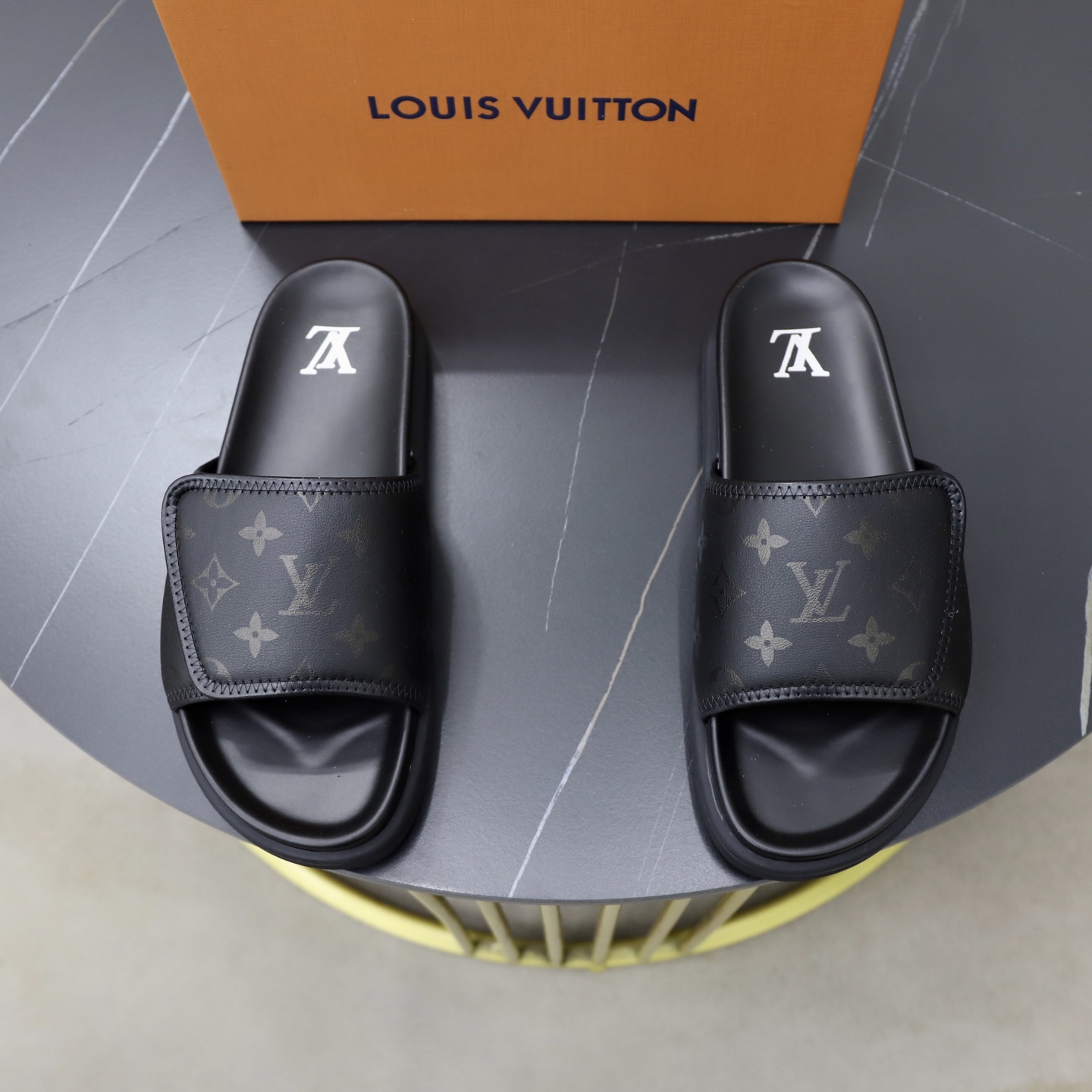 LV 原單 男款 黑色皮質Monogram拖鞋 高級質感款