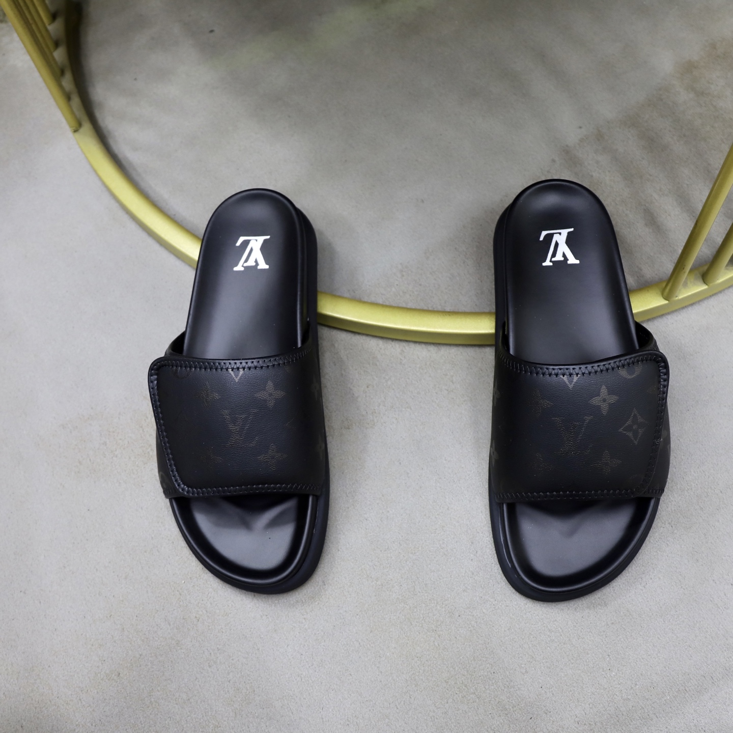 LV 原單 男款 黑色皮質Monogram拖鞋 高級質感款| 10 LV 原單 男款 黑色皮質Monogram拖鞋 高級質感款
