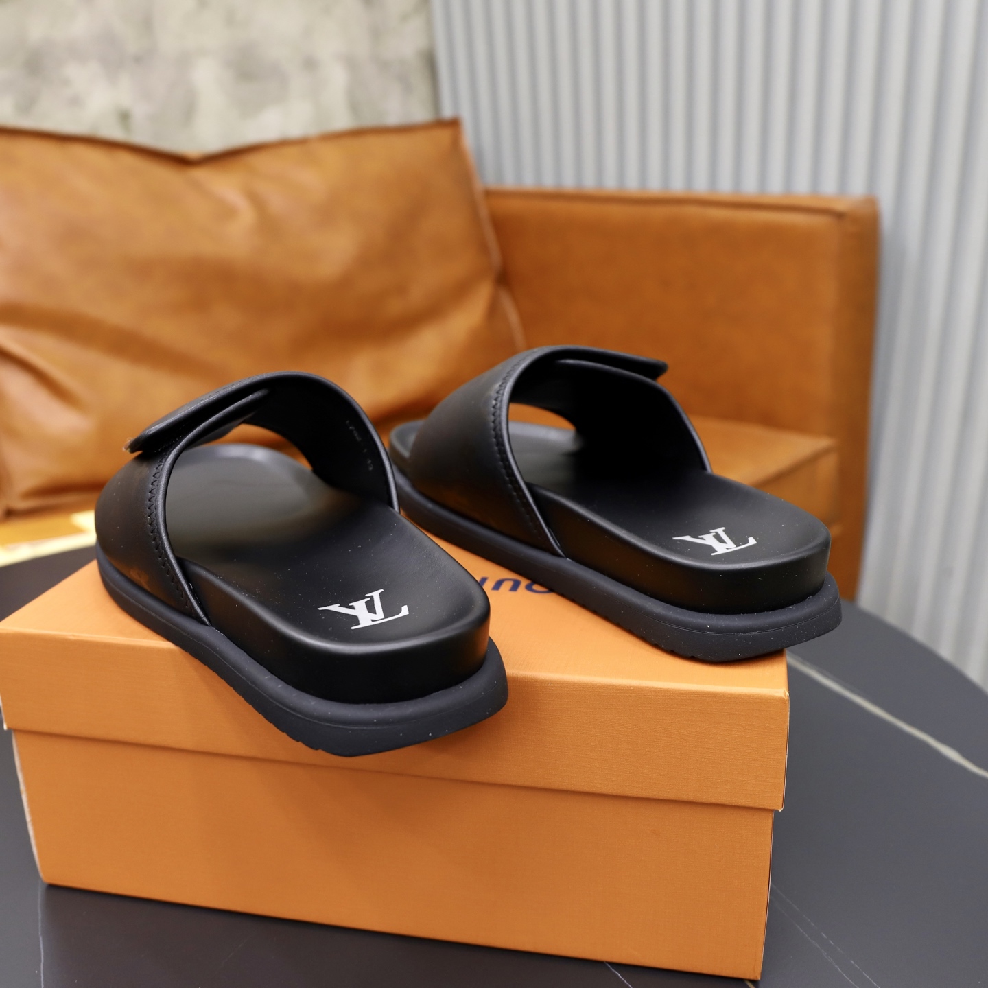 LV 原單 男款 黑色皮質Monogram拖鞋 高級質感款| 8 LV 原單 男款 黑色皮質Monogram拖鞋 高級質感款