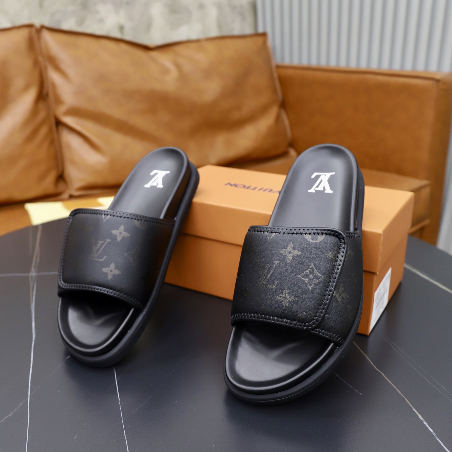 LV 原單 男款 黑色皮質Monogram拖鞋 高級質感款| 7 LV 原單 男款 黑色皮質Monogram拖鞋 高級質感款