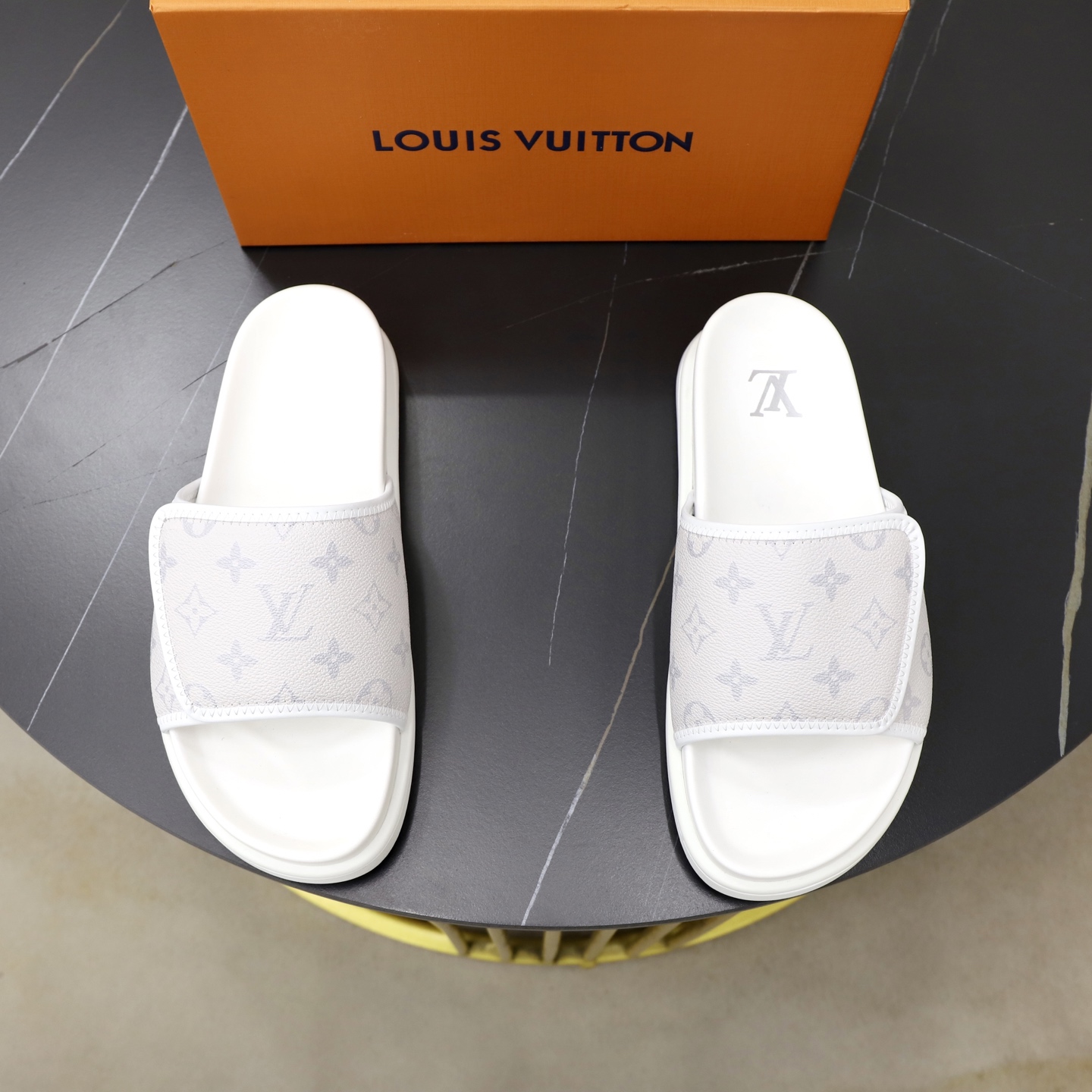LV 高仿 男款 拖鞋 Monogram 壓紋 白色 簡約休閒風| 3 LV 高仿 男款 拖鞋 Monogram 壓紋 白色 簡約休閒風