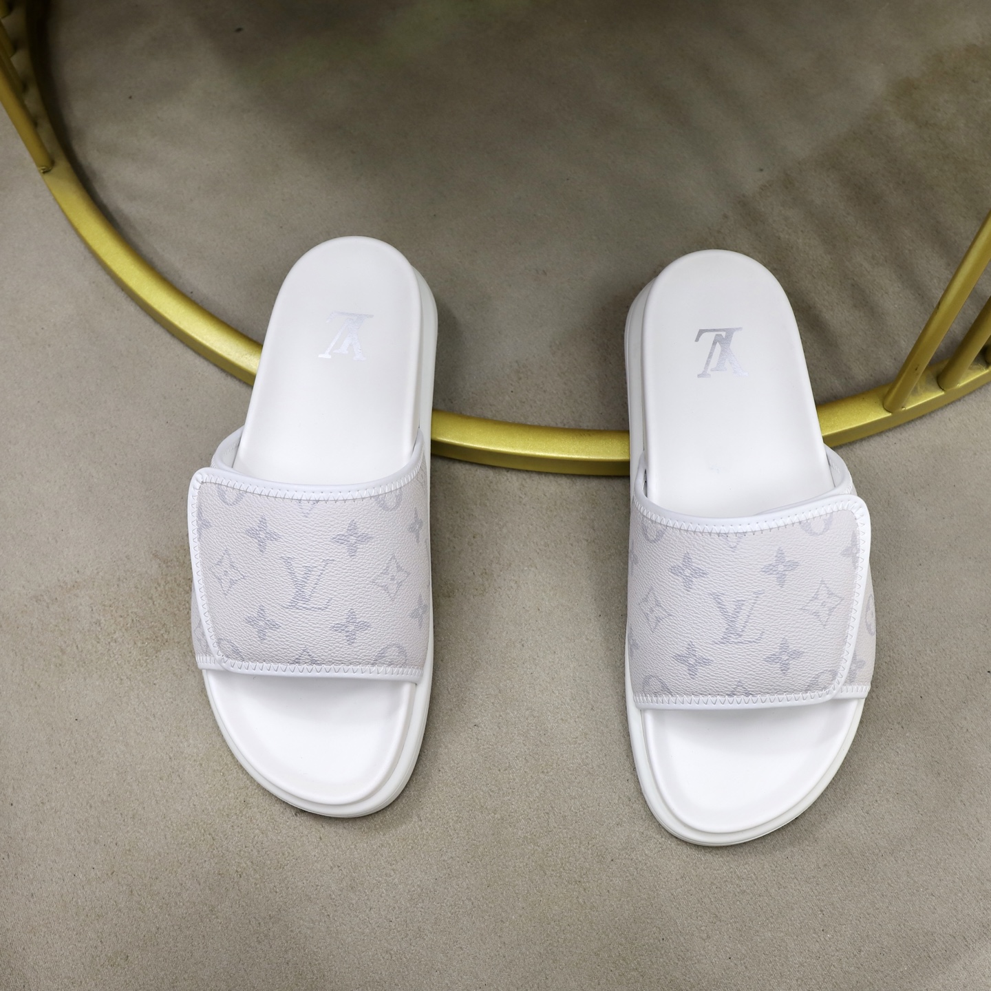 LV 高仿 男款 拖鞋 Monogram 壓紋 白色 簡約休閒風| 13 LV 高仿 男款 拖鞋 Monogram 壓紋 白色 簡約休閒風