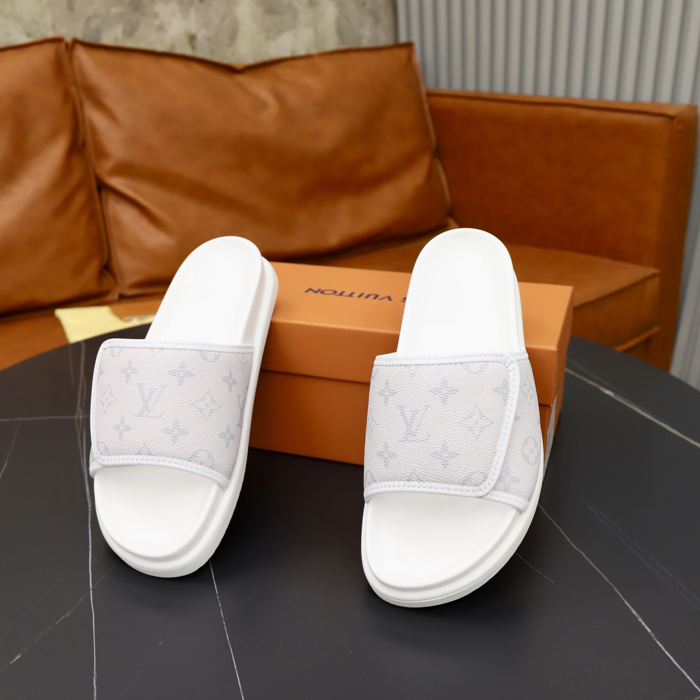 LV 高仿 男款 拖鞋 Monogram 壓紋 白色 簡約休閒風| 10 LV 高仿 男款 拖鞋 Monogram 壓紋 白色 簡約休閒風