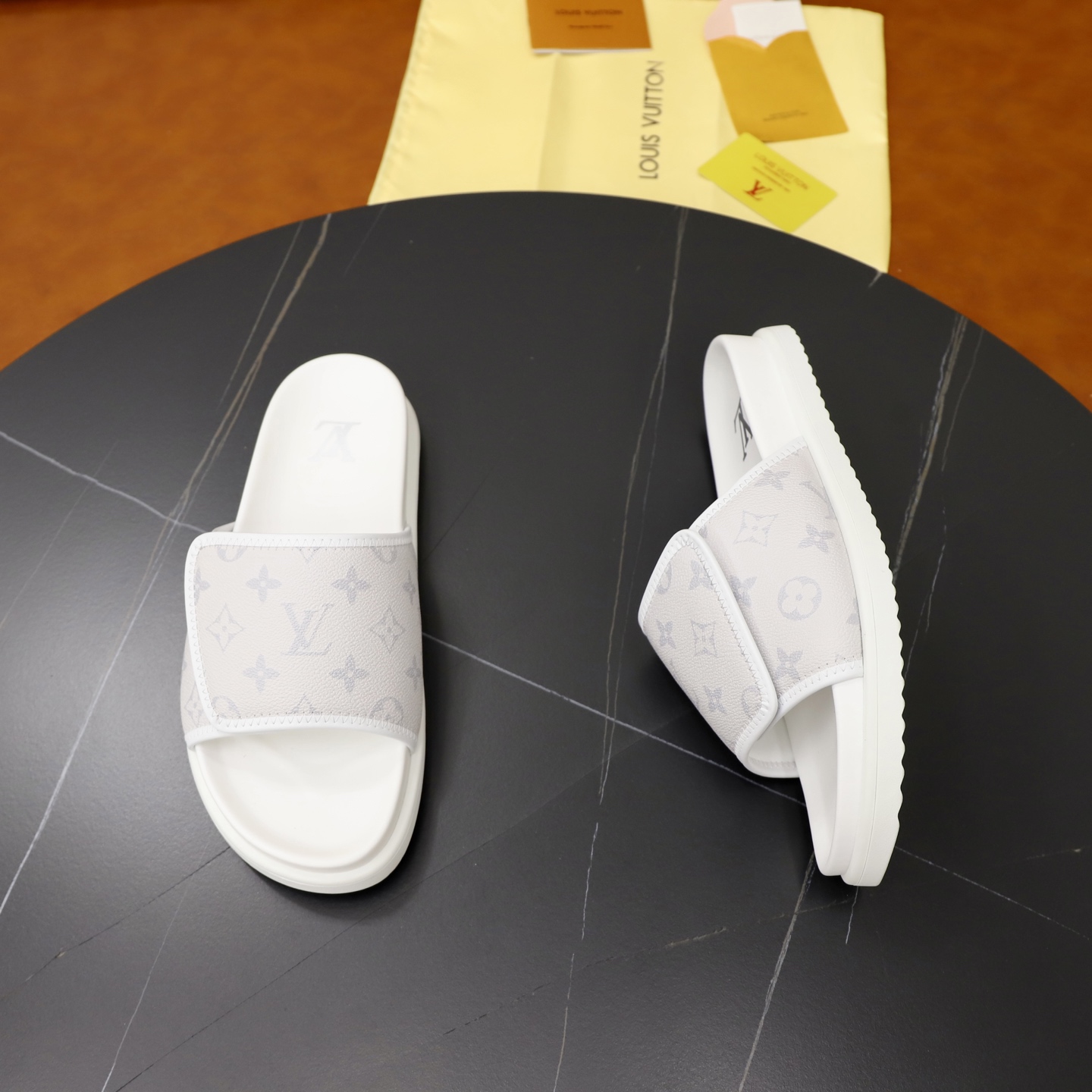 LV 高仿 男款 拖鞋 Monogram 壓紋 白色 簡約休閒風| 9 LV 高仿 男款 拖鞋 Monogram 壓紋 白色 簡約休閒風