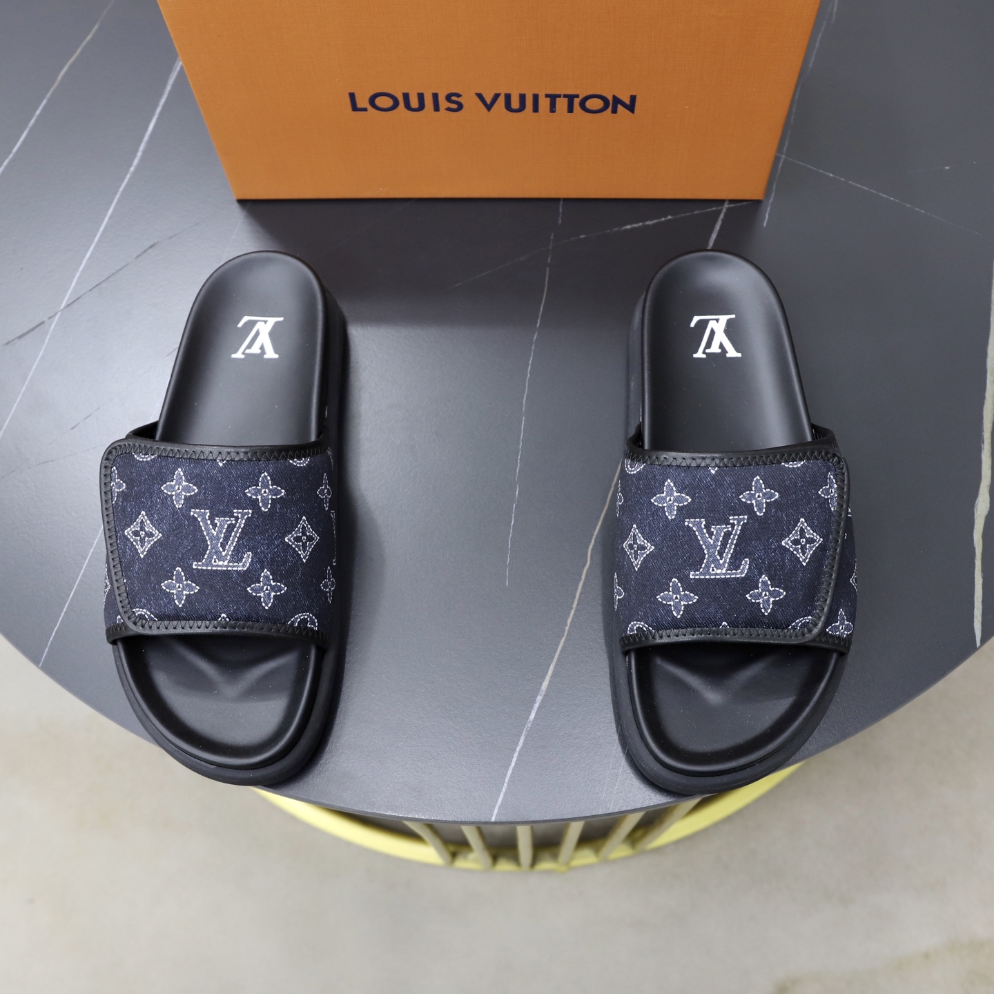 LV 一比一 男款 拖鞋 Monogram 帆布 黑色 經典百搭款| 3 LV 一比一 男款 拖鞋 Monogram 帆布 黑色 經典百搭款