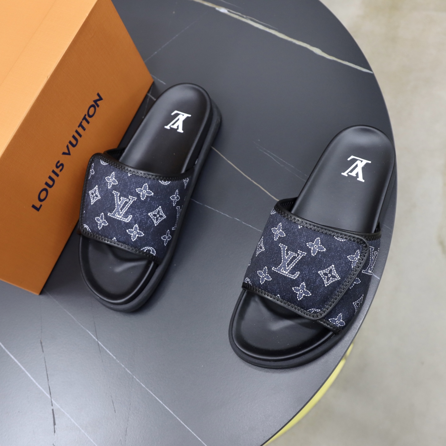 LV 一比一 男款 拖鞋 Monogram 帆布 黑色 經典百搭款| 14 LV 一比一 男款 拖鞋 Monogram 帆布 黑色 經典百搭款