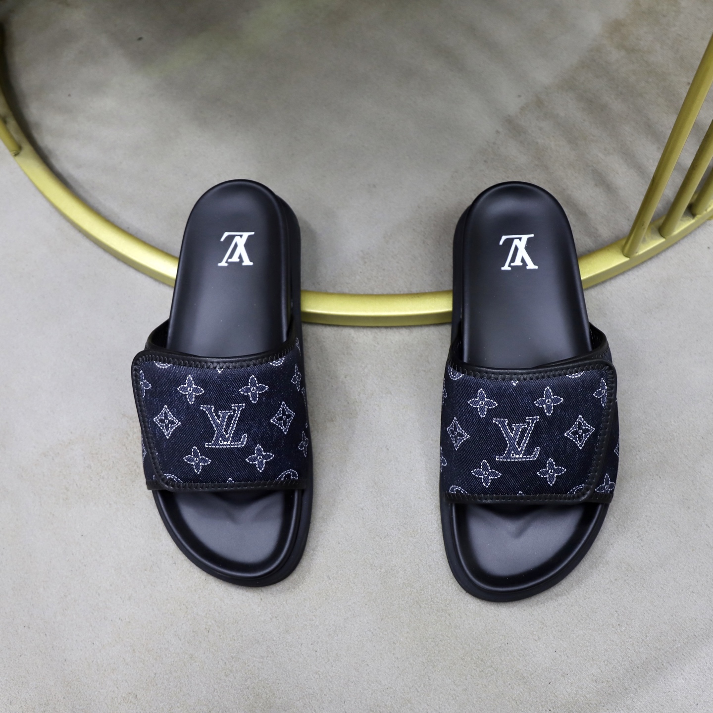 LV 一比一 男款 拖鞋 Monogram 帆布 黑色 經典百搭款| 13 LV 一比一 男款 拖鞋 Monogram 帆布 黑色 經典百搭款