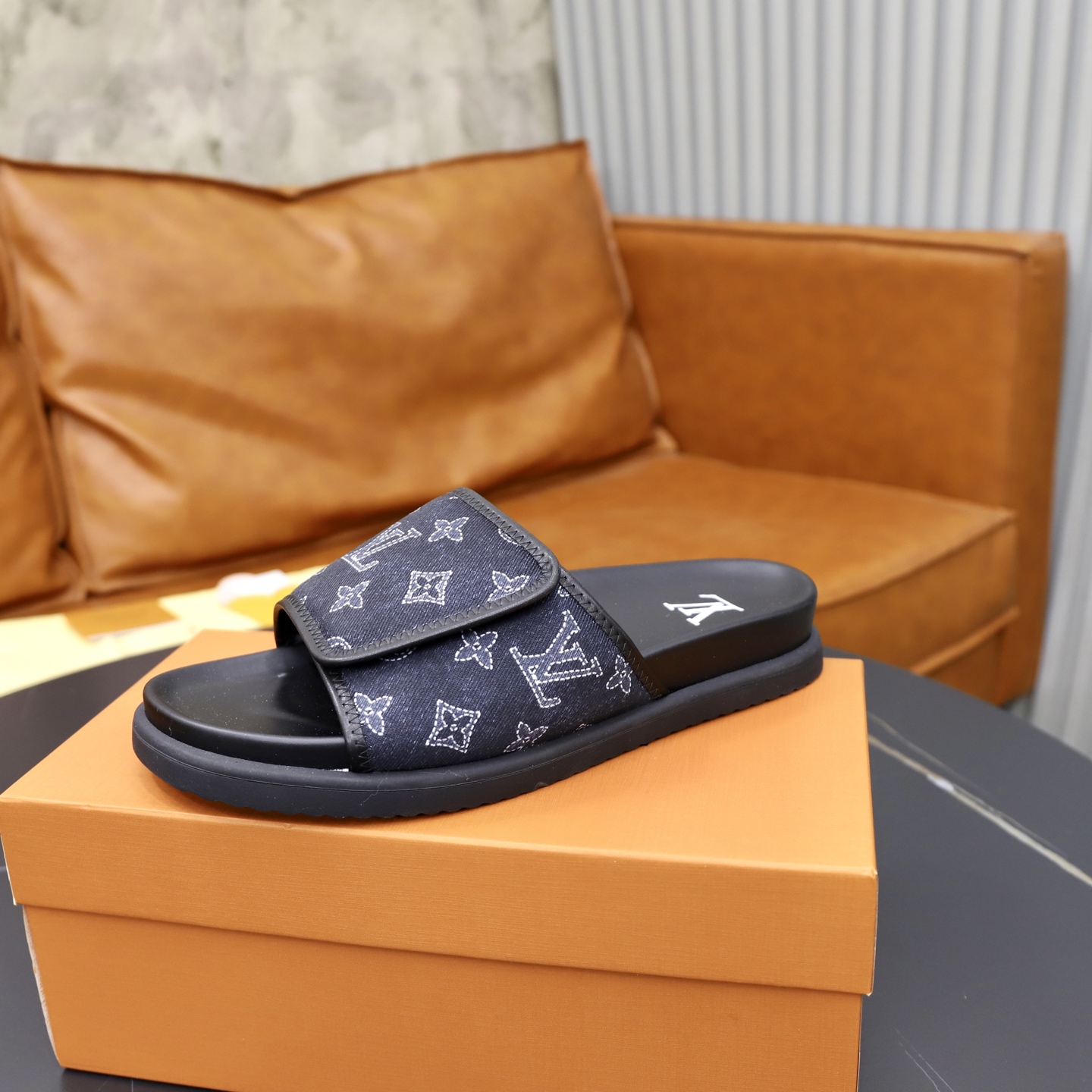 LV 一比一 男款 拖鞋 Monogram 帆布 黑色 經典百搭款| 12 LV 一比一 男款 拖鞋 Monogram 帆布 黑色 經典百搭款