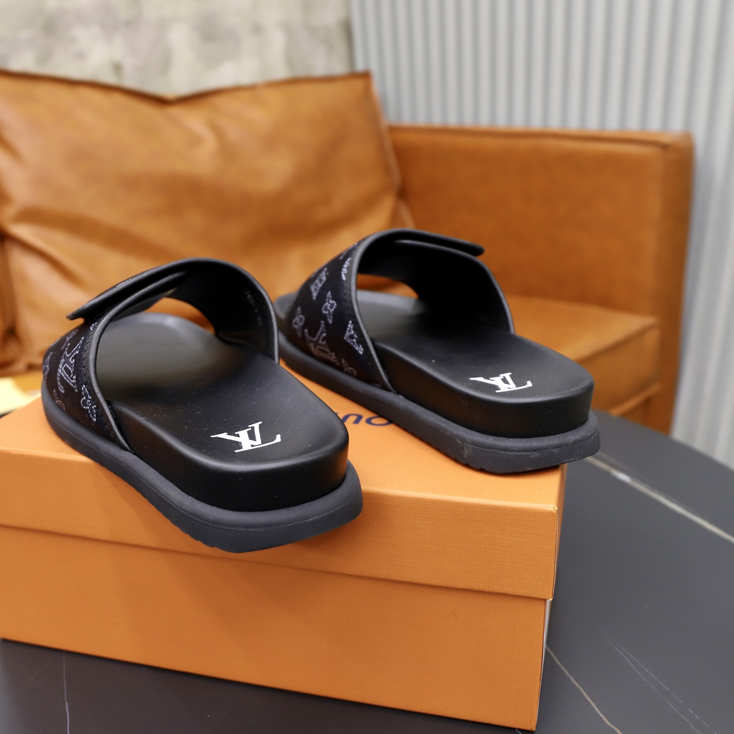 LV 一比一 男款 拖鞋 Monogram 帆布 黑色 經典百搭款| 11 LV 一比一 男款 拖鞋 Monogram 帆布 黑色 經典百搭款