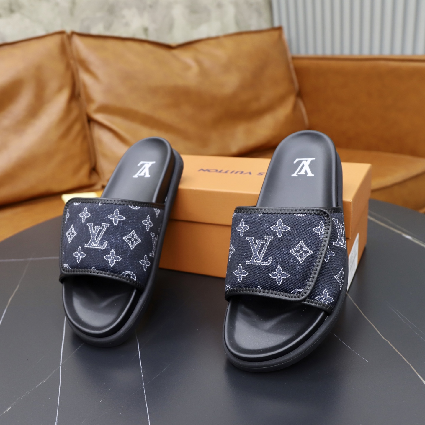 LV 一比一 男款 拖鞋 Monogram 帆布 黑色 經典百搭款| 10 LV 一比一 男款 拖鞋 Monogram 帆布 黑色 經典百搭款