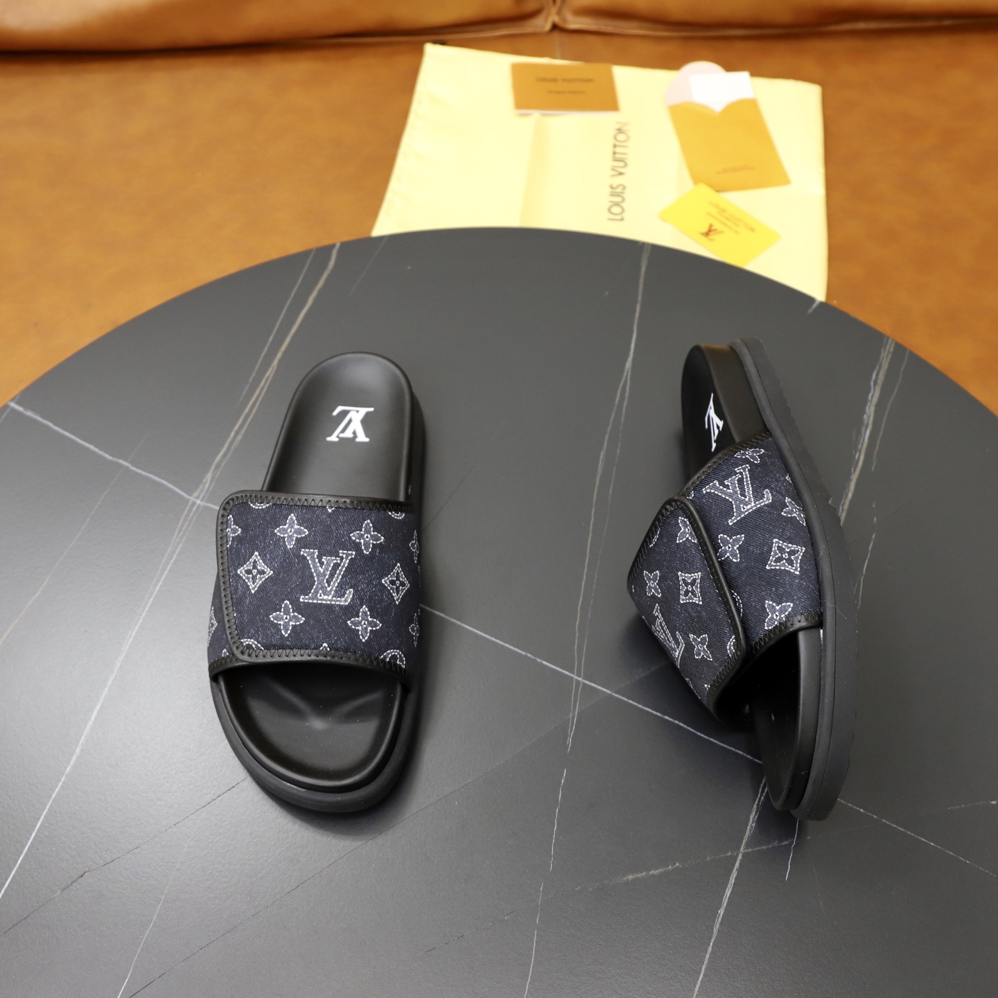 LV 一比一 男款 拖鞋 Monogram 帆布 黑色 經典百搭款| 9 LV 一比一 男款 拖鞋 Monogram 帆布 黑色 經典百搭款
