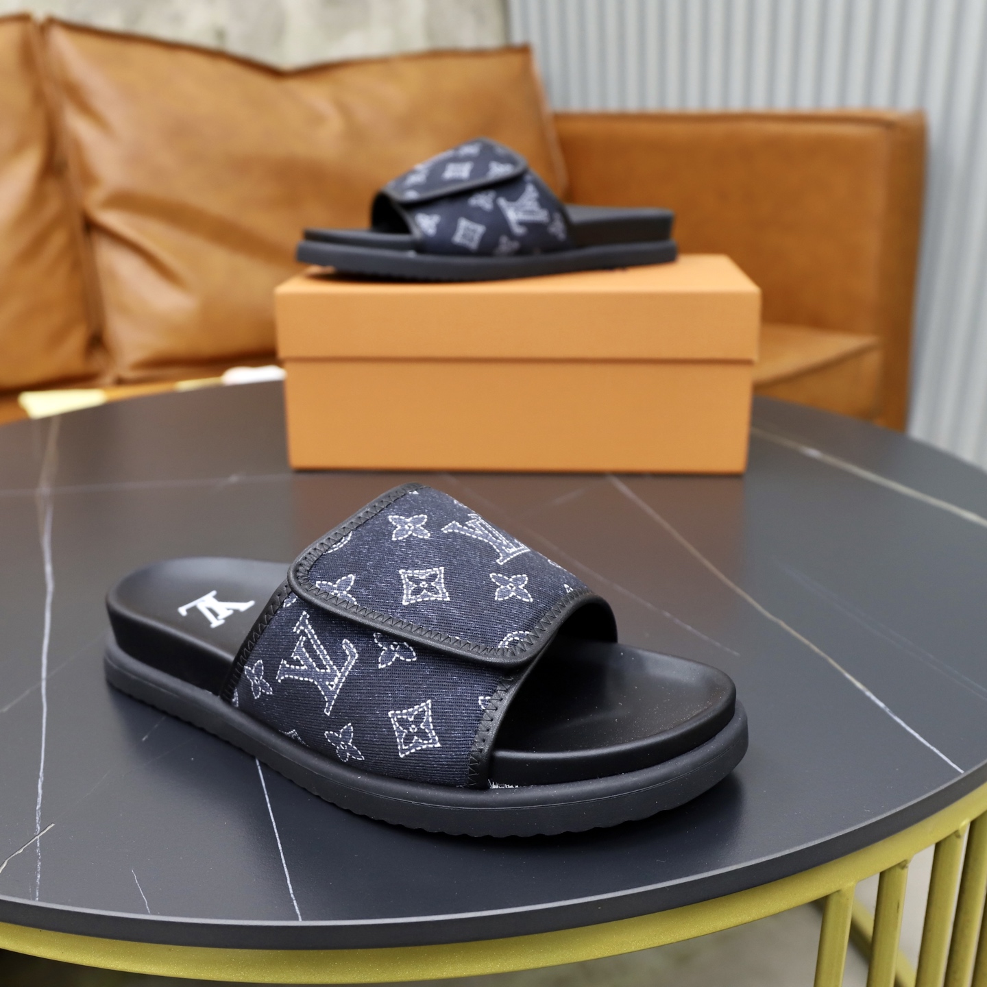 LV 一比一 男款 拖鞋 Monogram 帆布 黑色 經典百搭款| 8 LV 一比一 男款 拖鞋 Monogram 帆布 黑色 經典百搭款