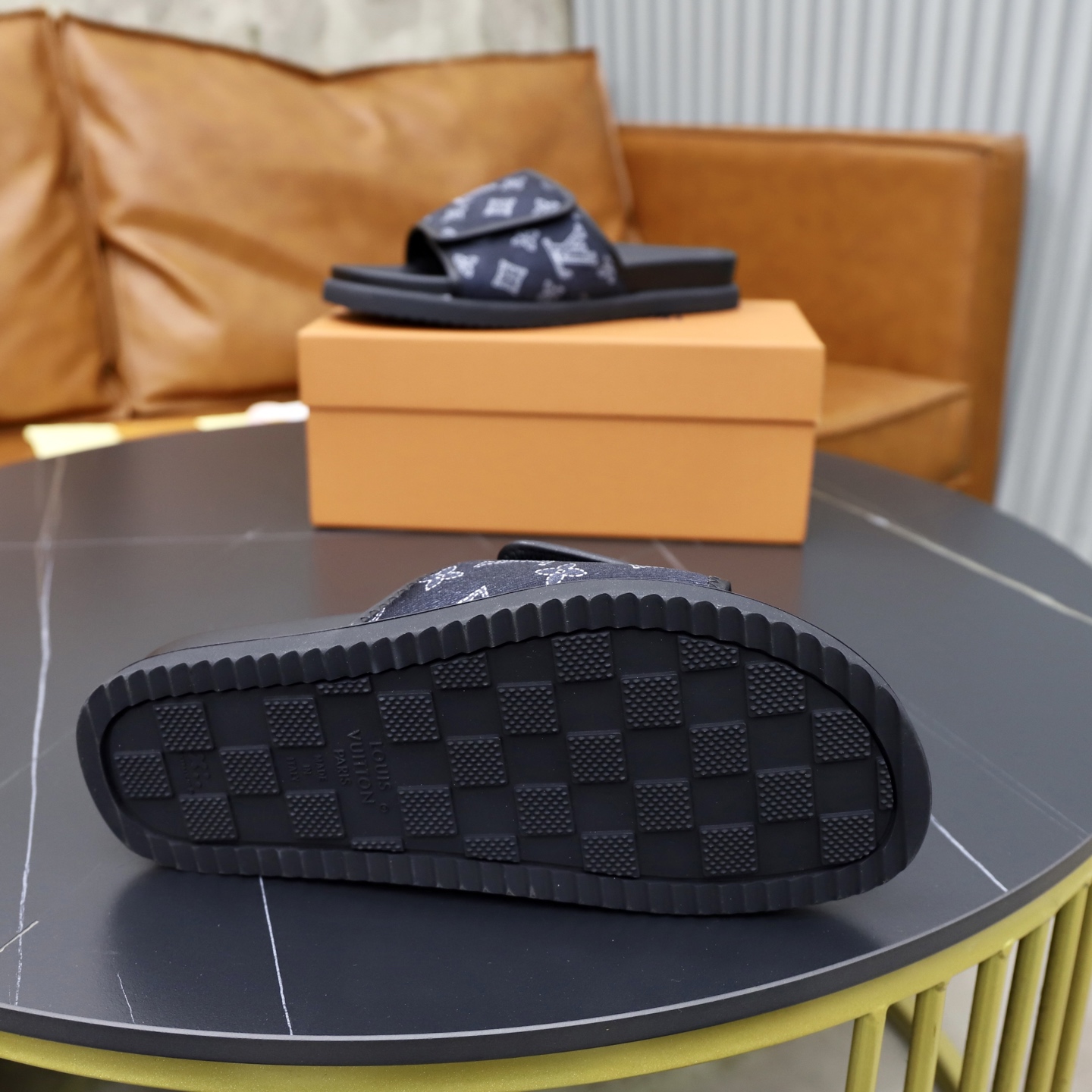 LV 一比一 男款 拖鞋 Monogram 帆布 黑色 經典百搭款| 7 LV 一比一 男款 拖鞋 Monogram 帆布 黑色 經典百搭款