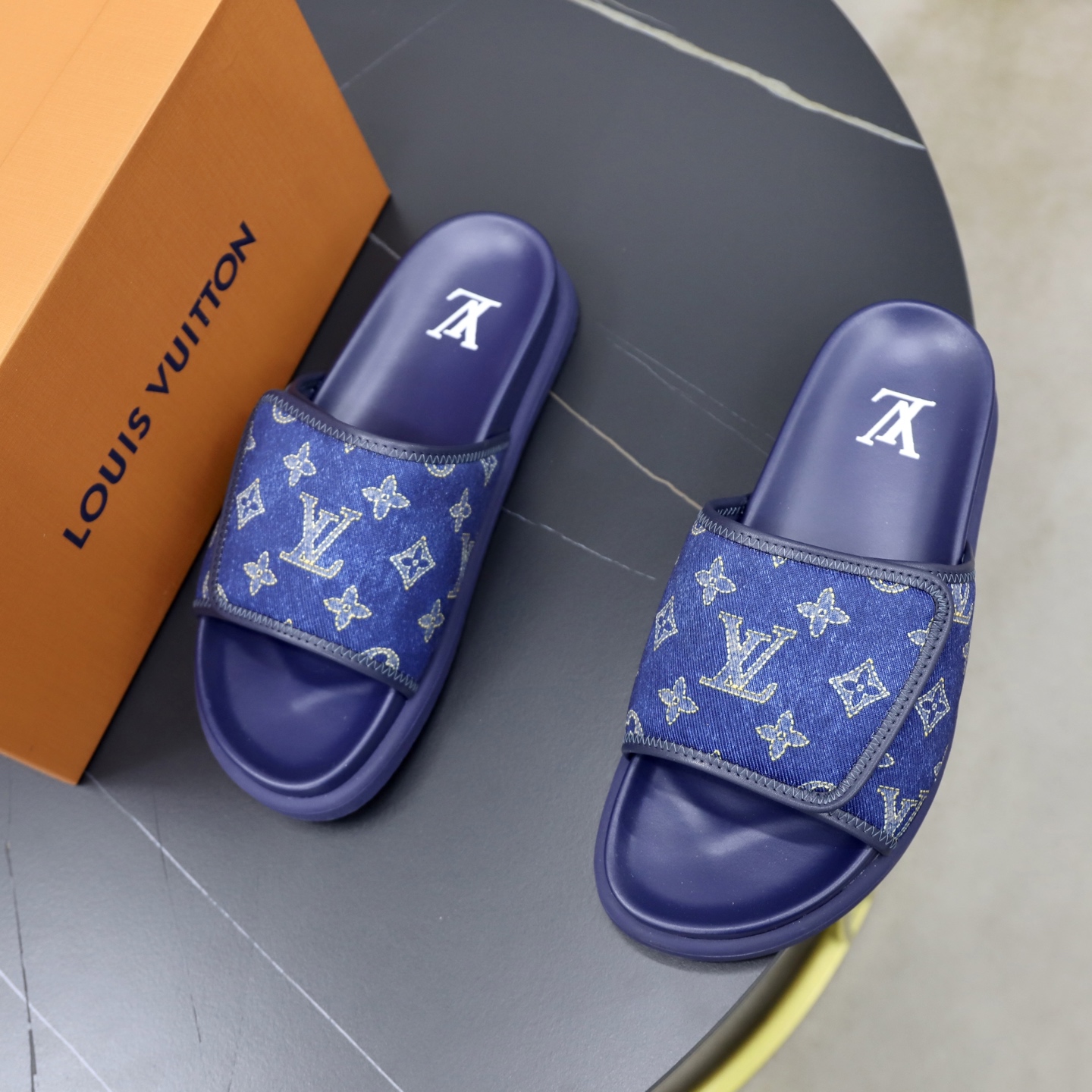 LV 原單 男款 拖鞋 Monogram 丹寧藍 時尚潮流款| 14 LV 原單 男款 拖鞋 Monogram 丹寧藍 時尚潮流款