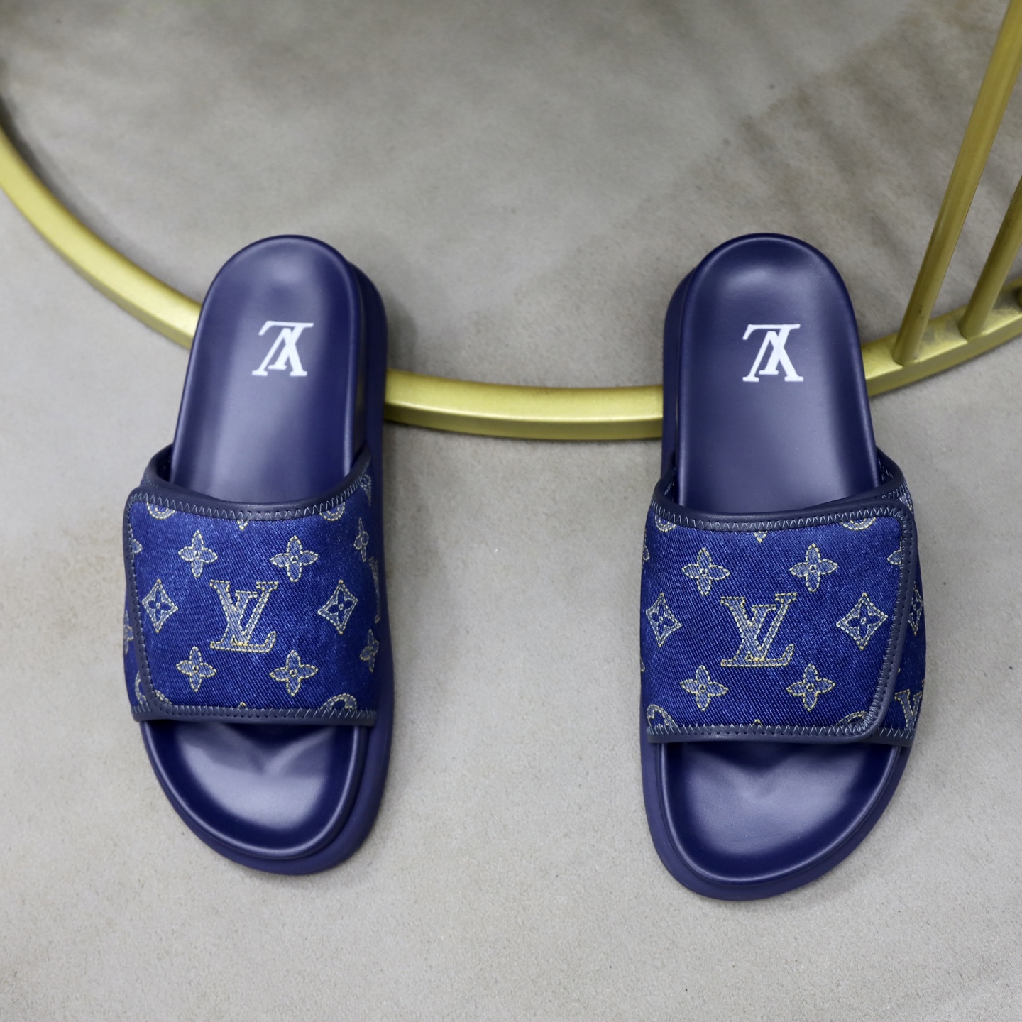 LV 原單 男款 拖鞋 Monogram 丹寧藍 時尚潮流款| 13 LV 原單 男款 拖鞋 Monogram 丹寧藍 時尚潮流款