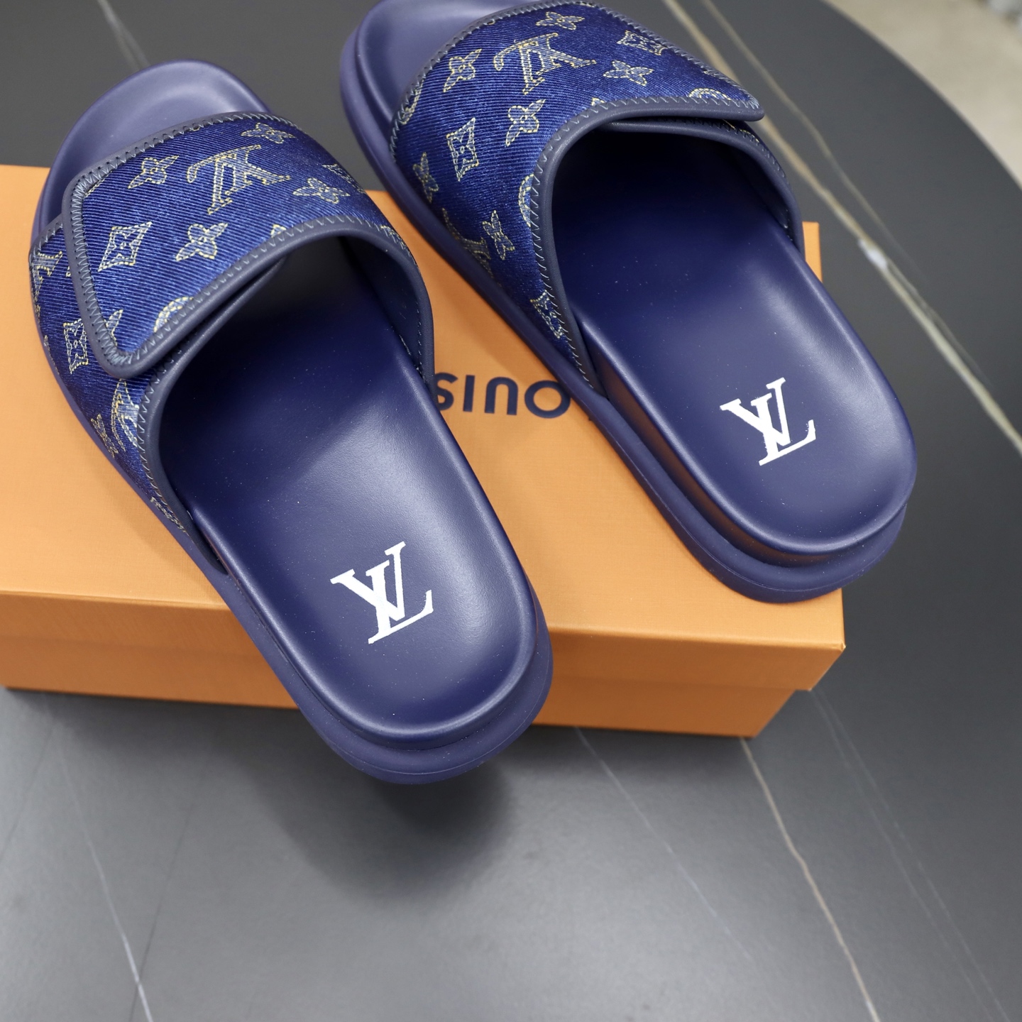 LV 原單 男款 拖鞋 Monogram 丹寧藍 時尚潮流款| 11 LV 原單 男款 拖鞋 Monogram 丹寧藍 時尚潮流款
