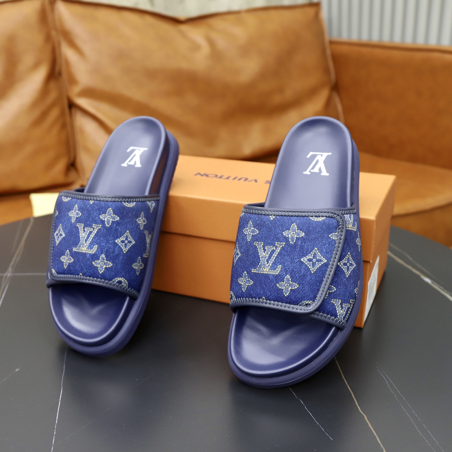 LV 原單 男款 拖鞋 Monogram 丹寧藍 時尚潮流款| 10 LV 原單 男款 拖鞋 Monogram 丹寧藍 時尚潮流款
