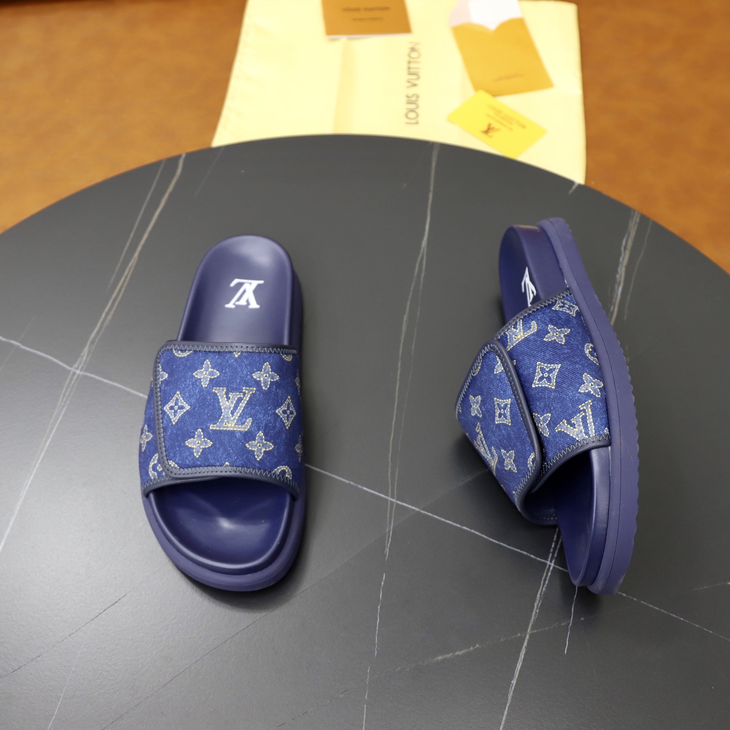 LV 原單 男款 拖鞋 Monogram 丹寧藍 時尚潮流款| 9 LV 原單 男款 拖鞋 Monogram 丹寧藍 時尚潮流款