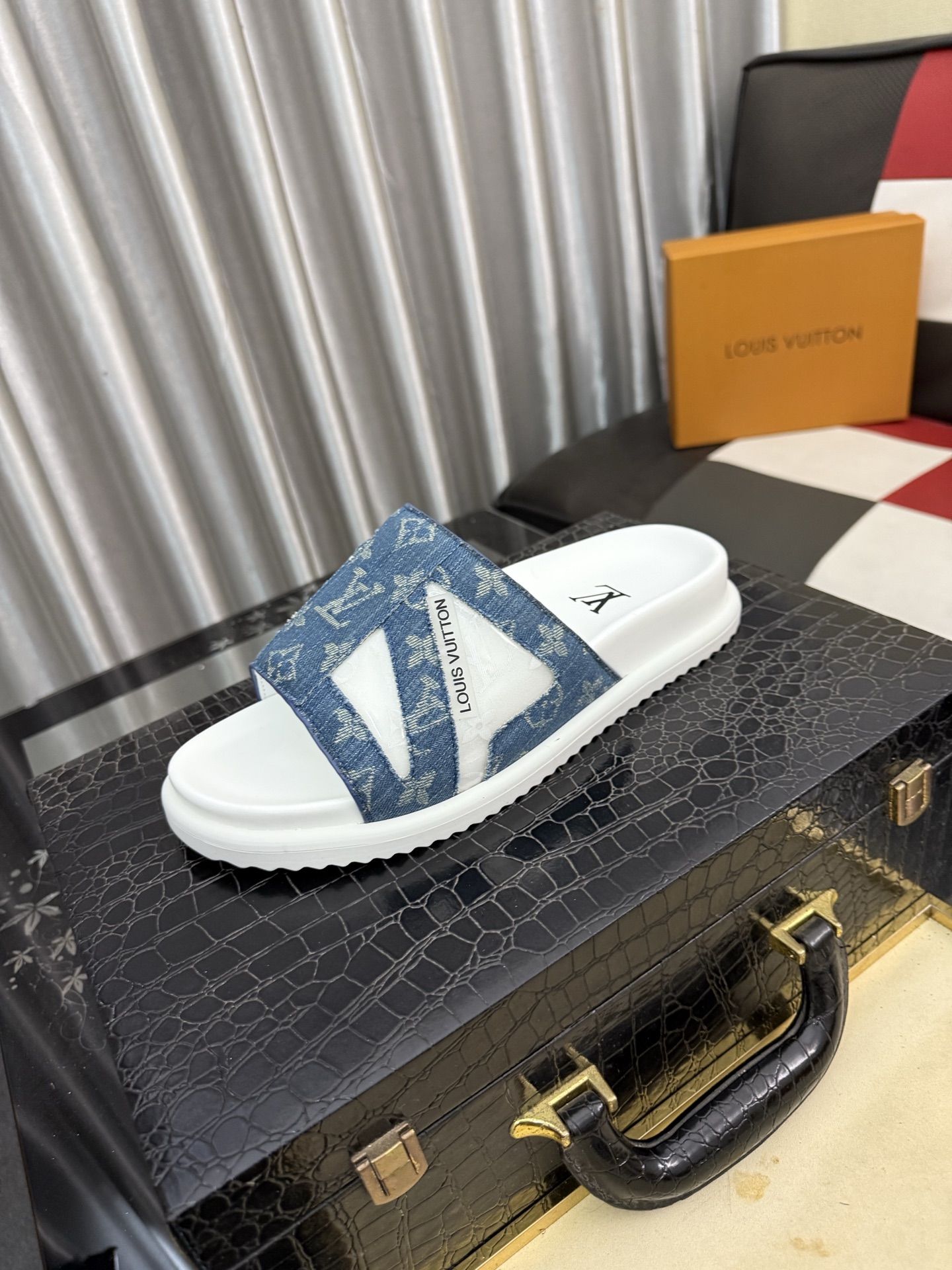 LV 高仿 男款 拖鞋 丹寧拼接 白底設計 休閒百搭款