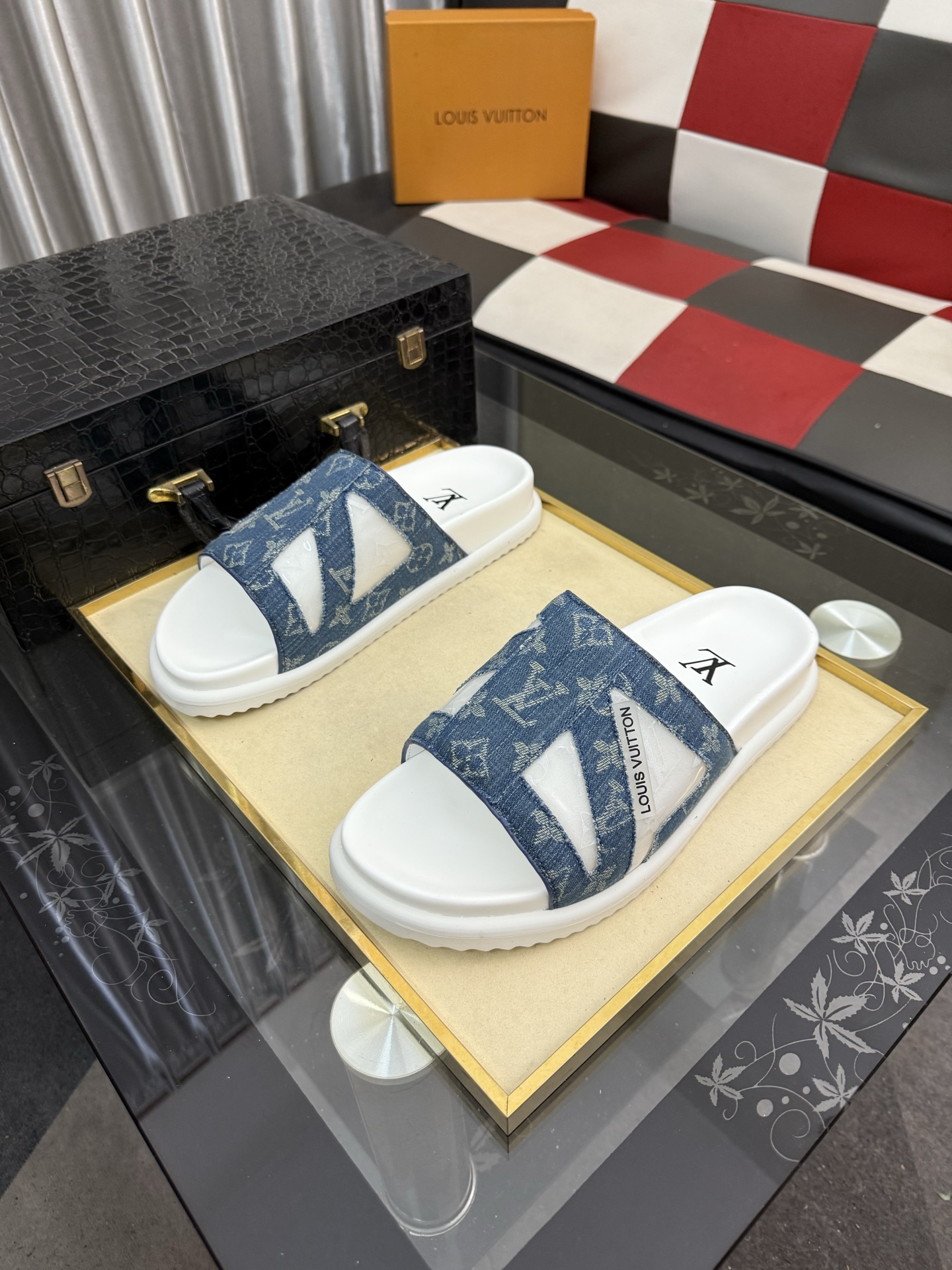 LV 高仿 男款 拖鞋 丹寧拼接 白底設計 休閒百搭款| 14 LV 高仿 男款 拖鞋 丹寧拼接 白底設計 休閒百搭款