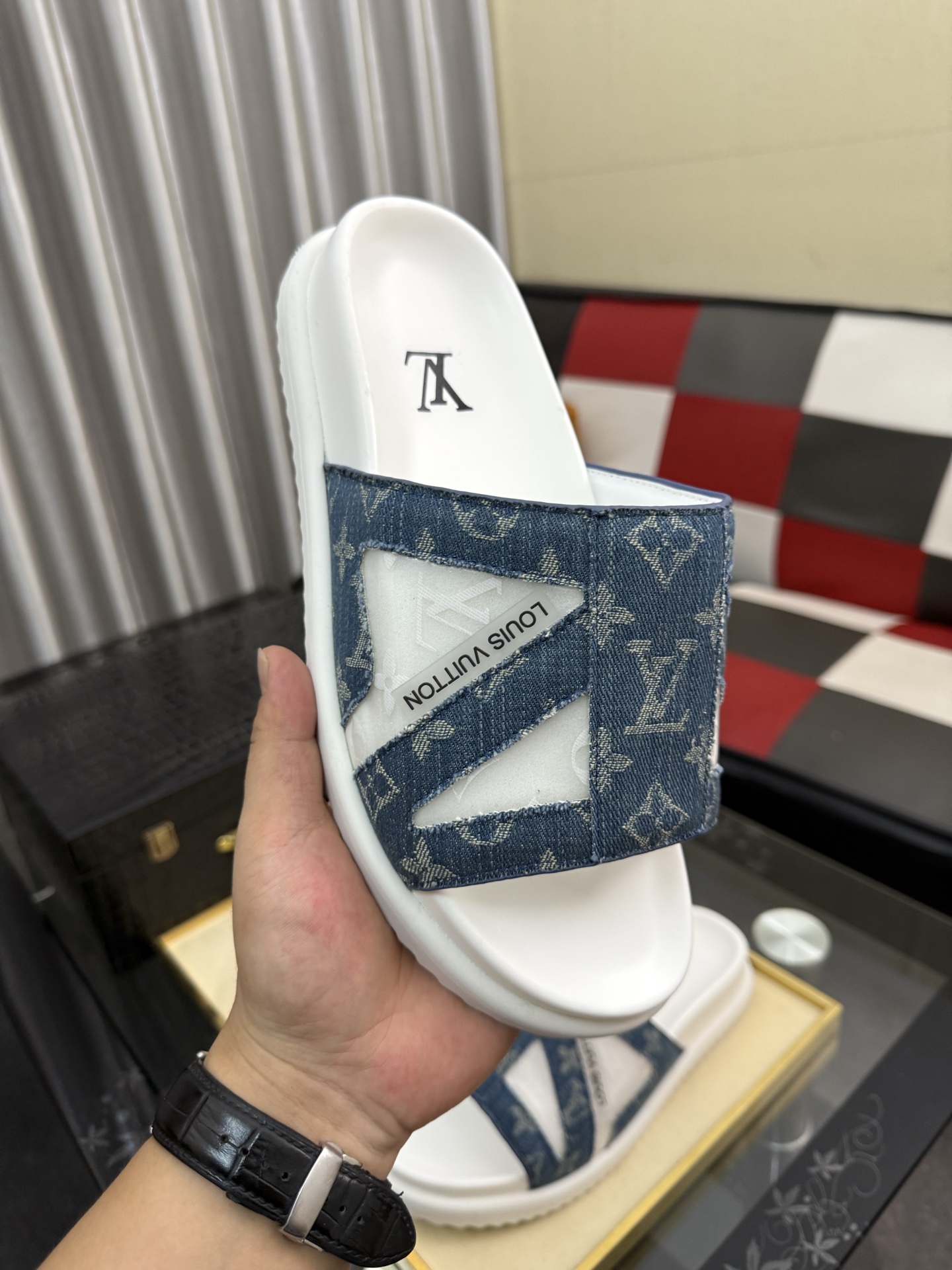 LV 高仿 男款 拖鞋 丹寧拼接 白底設計 休閒百搭款| 12 LV 高仿 男款 拖鞋 丹寧拼接 白底設計 休閒百搭款