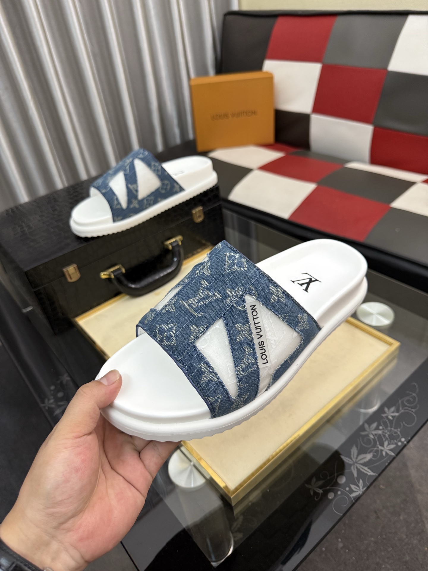 LV 高仿 男款 拖鞋 丹寧拼接 白底設計 休閒百搭款| 11 LV 高仿 男款 拖鞋 丹寧拼接 白底設計 休閒百搭款