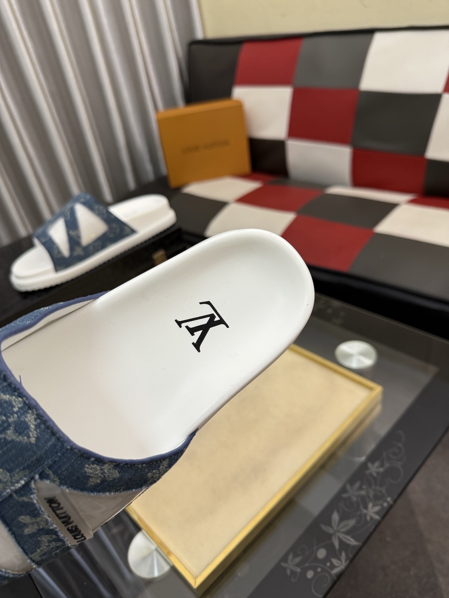 LV 高仿 男款 拖鞋 丹寧拼接 白底設計 休閒百搭款| 8 LV 高仿 男款 拖鞋 丹寧拼接 白底設計 休閒百搭款