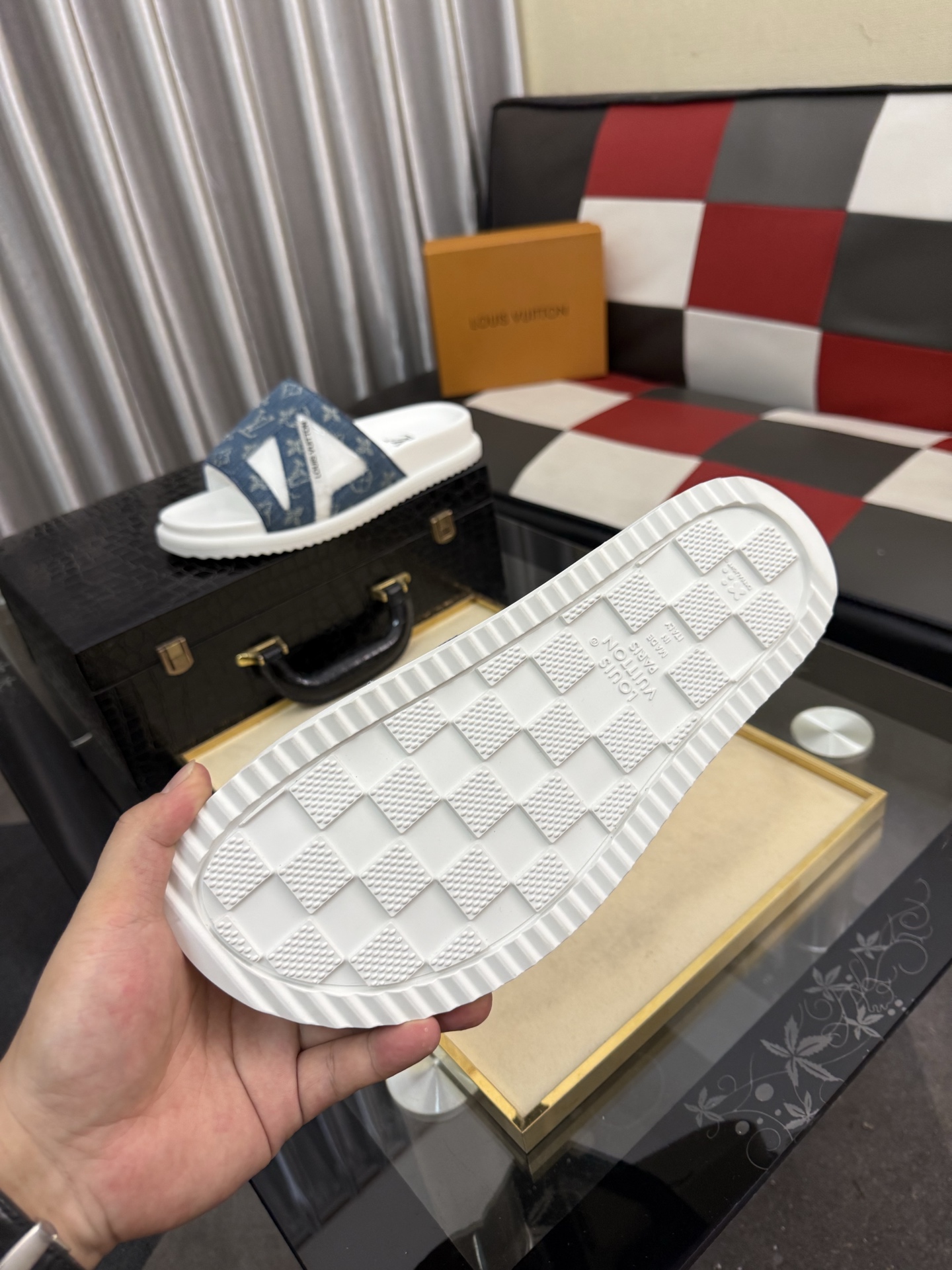 LV 高仿 男款 拖鞋 丹寧拼接 白底設計 休閒百搭款| 7 LV 高仿 男款 拖鞋 丹寧拼接 白底設計 休閒百搭款