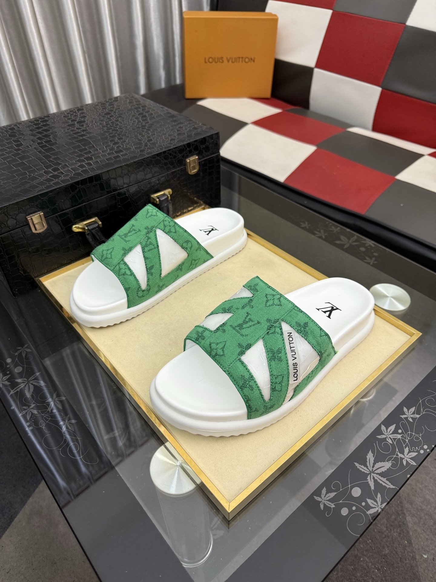 LV 一比一 男款 拖鞋 綠色 Monogram 拼接設計 潮流休閒風| 3 LV 一比一 男款 拖鞋 綠色 Monogram 拼接設計 潮流休閒風