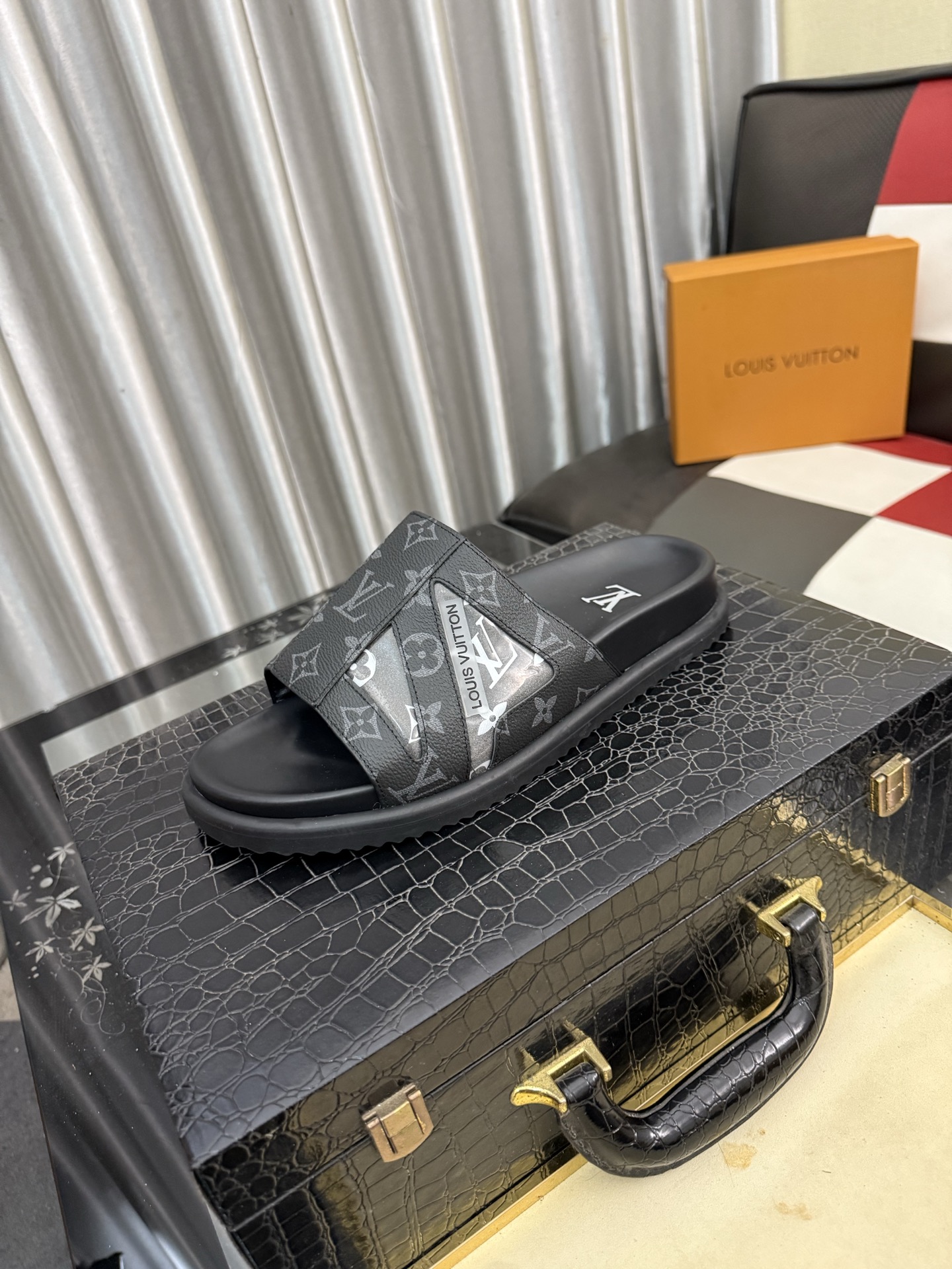LV 原單 男款 拖鞋 灰黑Monogram 壓紋設計 百搭經典款