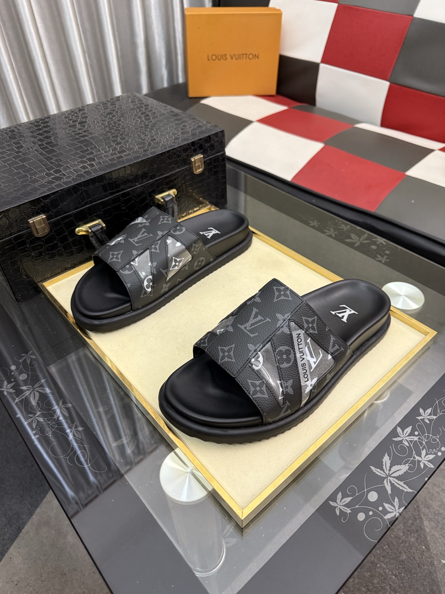LV 原單 男款 拖鞋 灰黑Monogram 壓紋設計 百搭經典款| 13 LV 原單 男款 拖鞋 灰黑Monogram 壓紋設計 百搭經典款