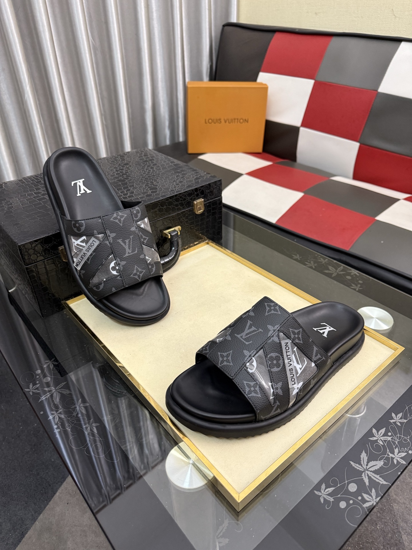 LV 原單 男款 拖鞋 灰黑Monogram 壓紋設計 百搭經典款| 12 LV 原單 男款 拖鞋 灰黑Monogram 壓紋設計 百搭經典款