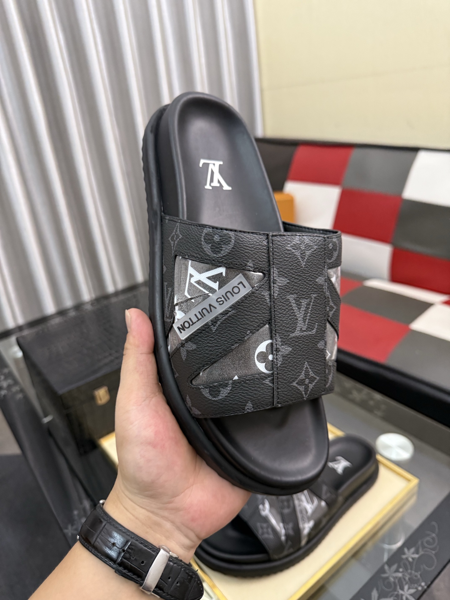 LV 原單 男款 拖鞋 灰黑Monogram 壓紋設計 百搭經典款| 11 LV 原單 男款 拖鞋 灰黑Monogram 壓紋設計 百搭經典款