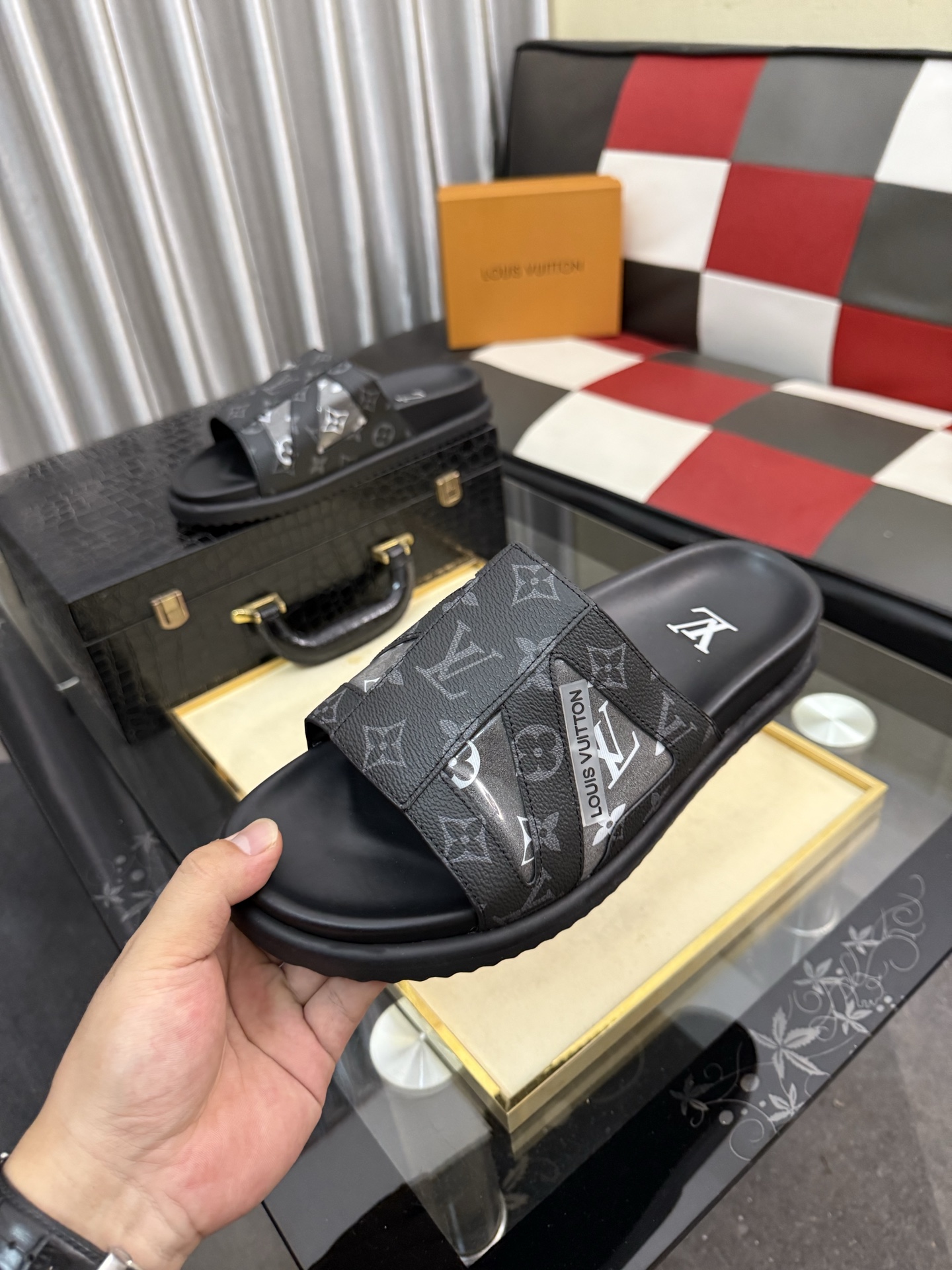 LV 原單 男款 拖鞋 灰黑Monogram 壓紋設計 百搭經典款| 10 LV 原單 男款 拖鞋 灰黑Monogram 壓紋設計 百搭經典款