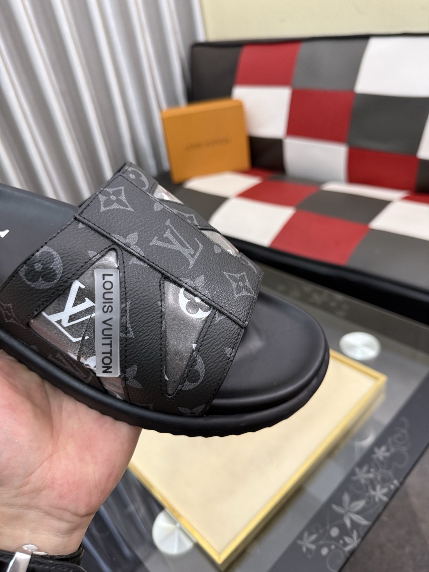 LV 原單 男款 拖鞋 灰黑Monogram 壓紋設計 百搭經典款| 9 LV 原單 男款 拖鞋 灰黑Monogram 壓紋設計 百搭經典款