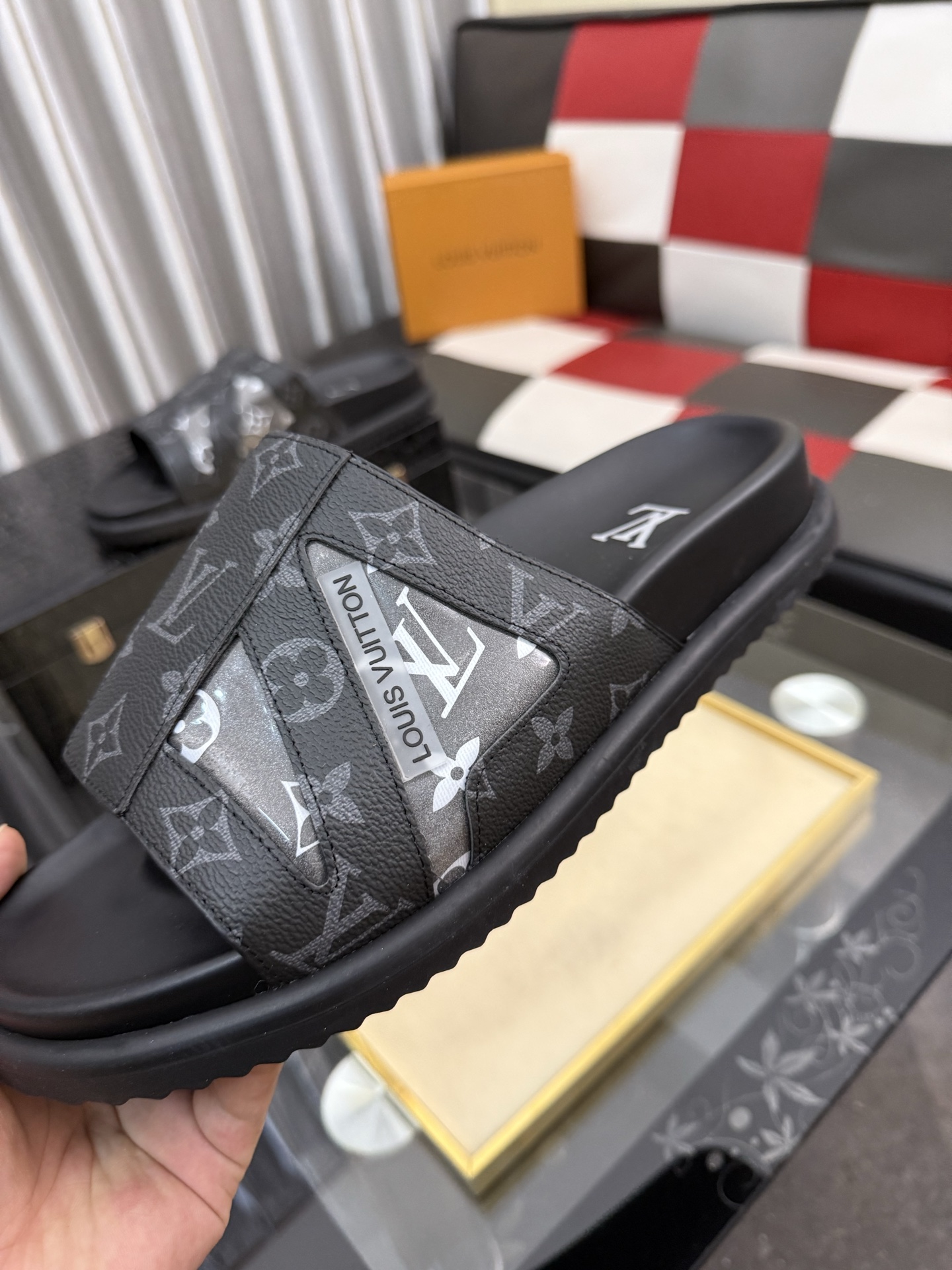 LV 原單 男款 拖鞋 灰黑Monogram 壓紋設計 百搭經典款| 8 LV 原單 男款 拖鞋 灰黑Monogram 壓紋設計 百搭經典款