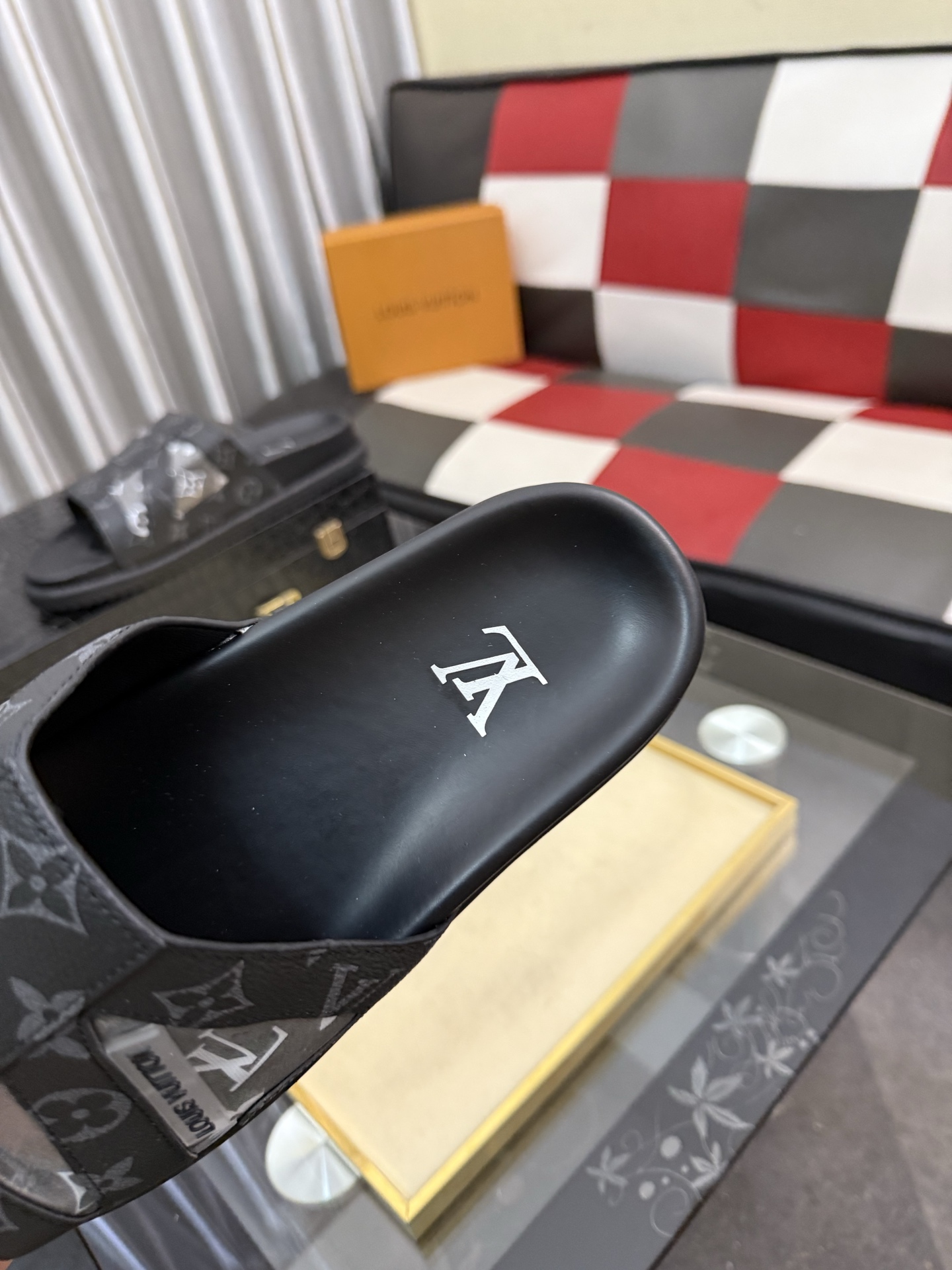 LV 原單 男款 拖鞋 灰黑Monogram 壓紋設計 百搭經典款| 7 LV 原單 男款 拖鞋 灰黑Monogram 壓紋設計 百搭經典款