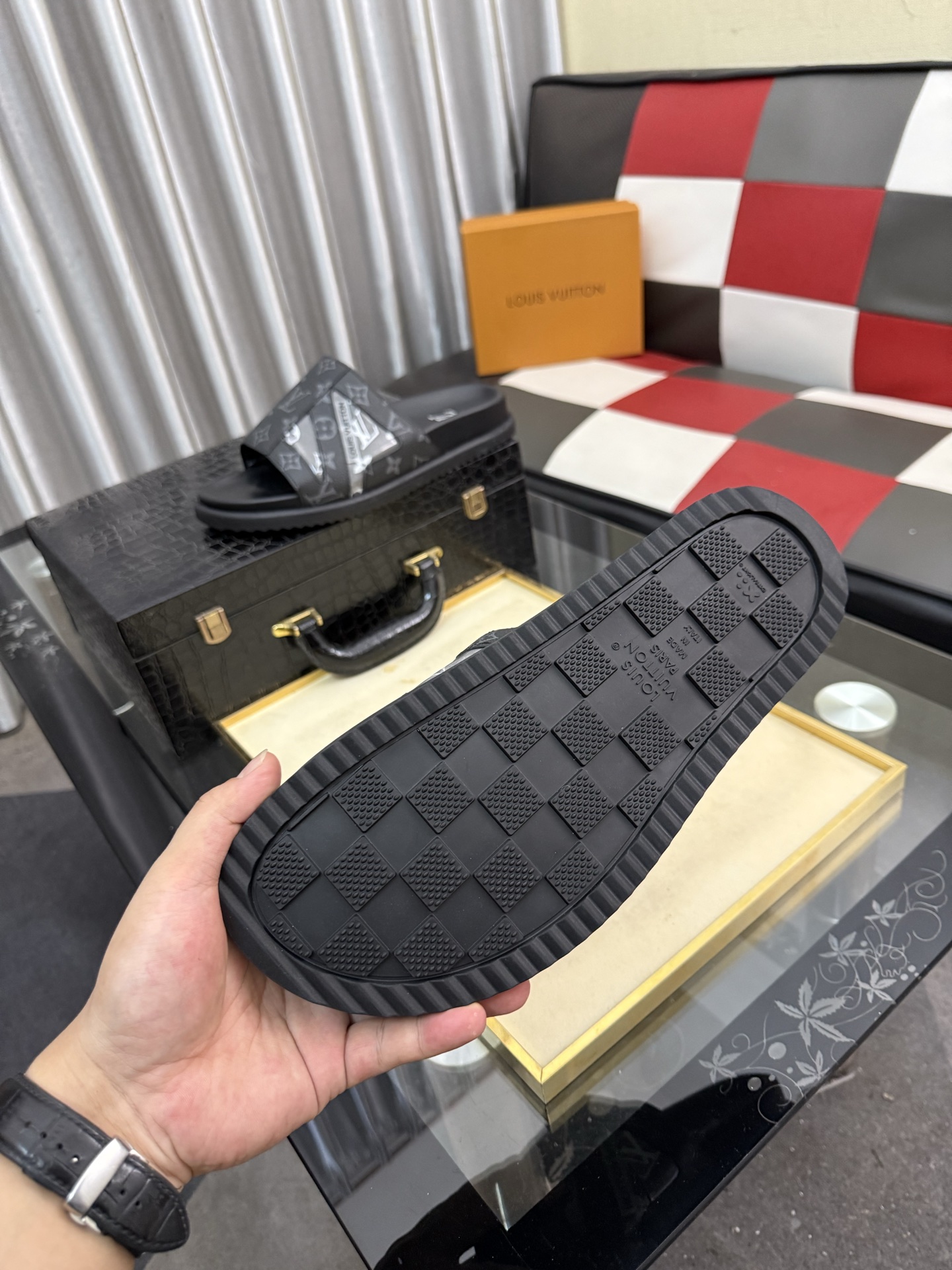 LV 原單 男款 拖鞋 灰黑Monogram 壓紋設計 百搭經典款| 14 LV 原單 男款 拖鞋 灰黑Monogram 壓紋設計 百搭經典款