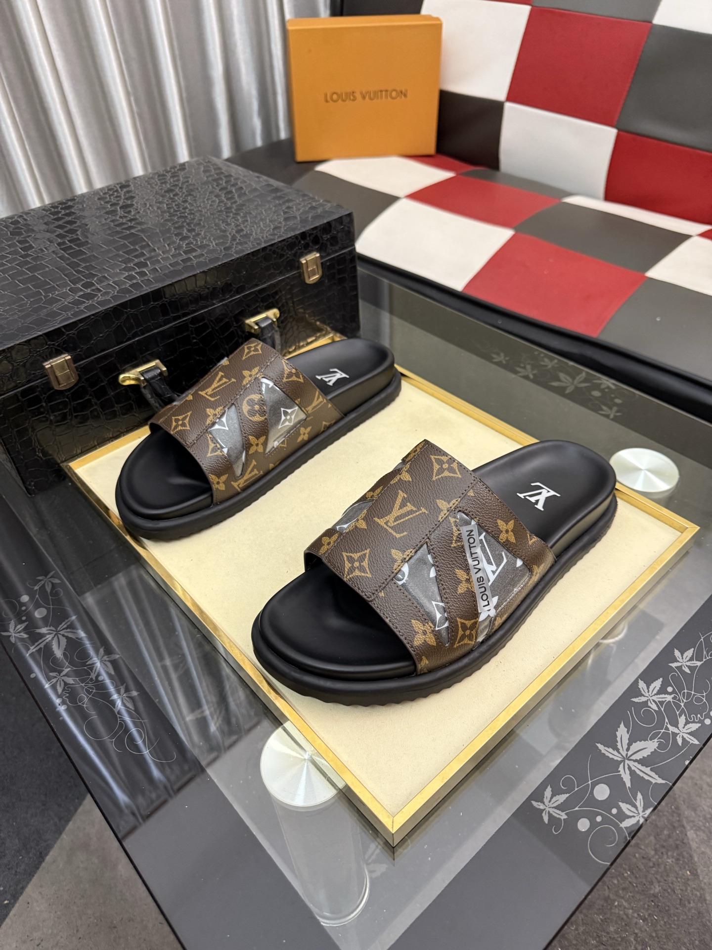 LV A貨 男款 拖鞋 經典老花 棕色Monogram 百搭休閒款| 3 LV A貨 男款 拖鞋 經典老花 棕色Monogram 百搭休閒款