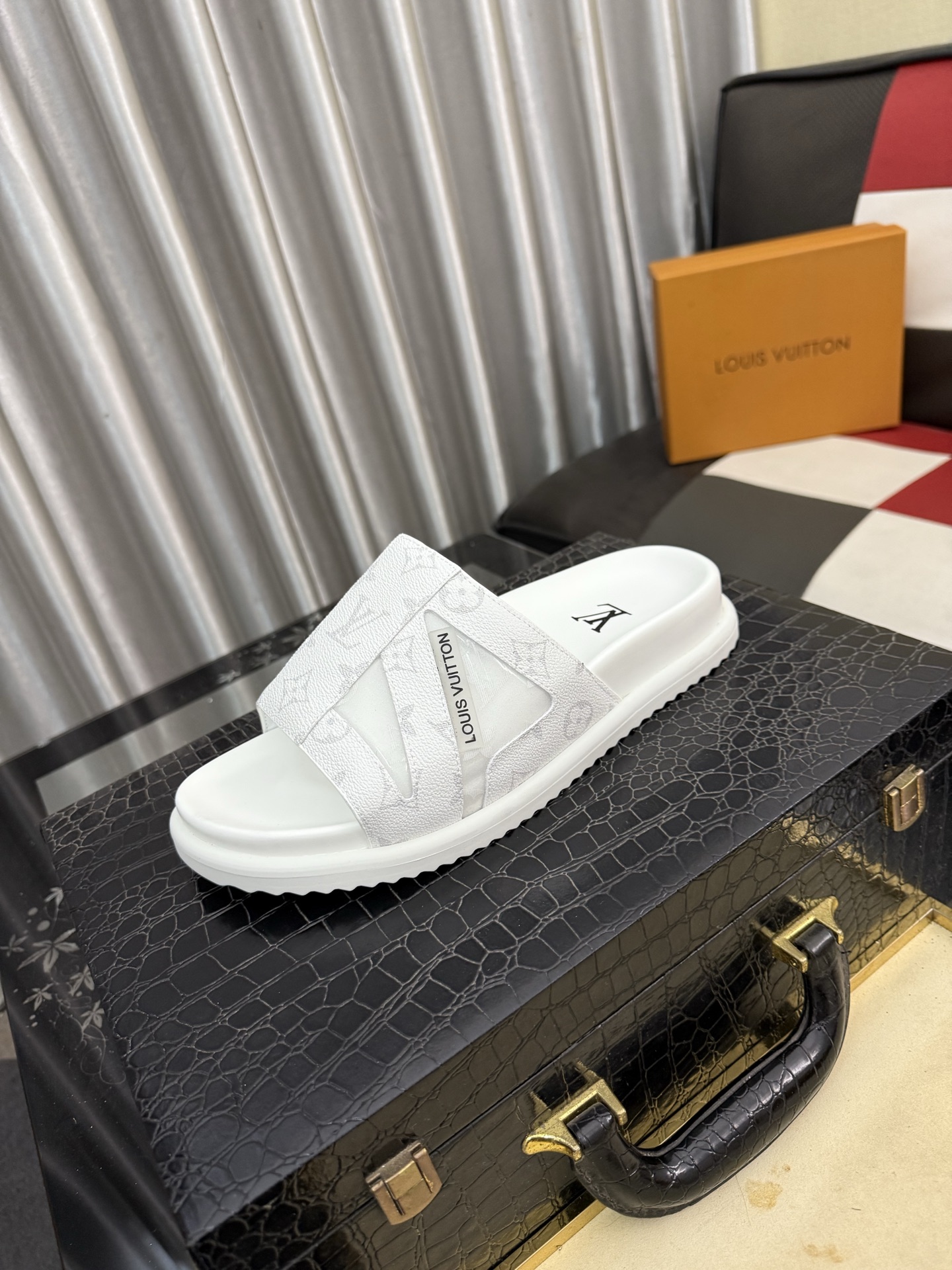 LV 高仿 男款 拖鞋 白色鏤空設計 Monogram 簡約百搭款| 6 LV 高仿 男款 拖鞋 白色鏤空設計 Monogram 簡約百搭款