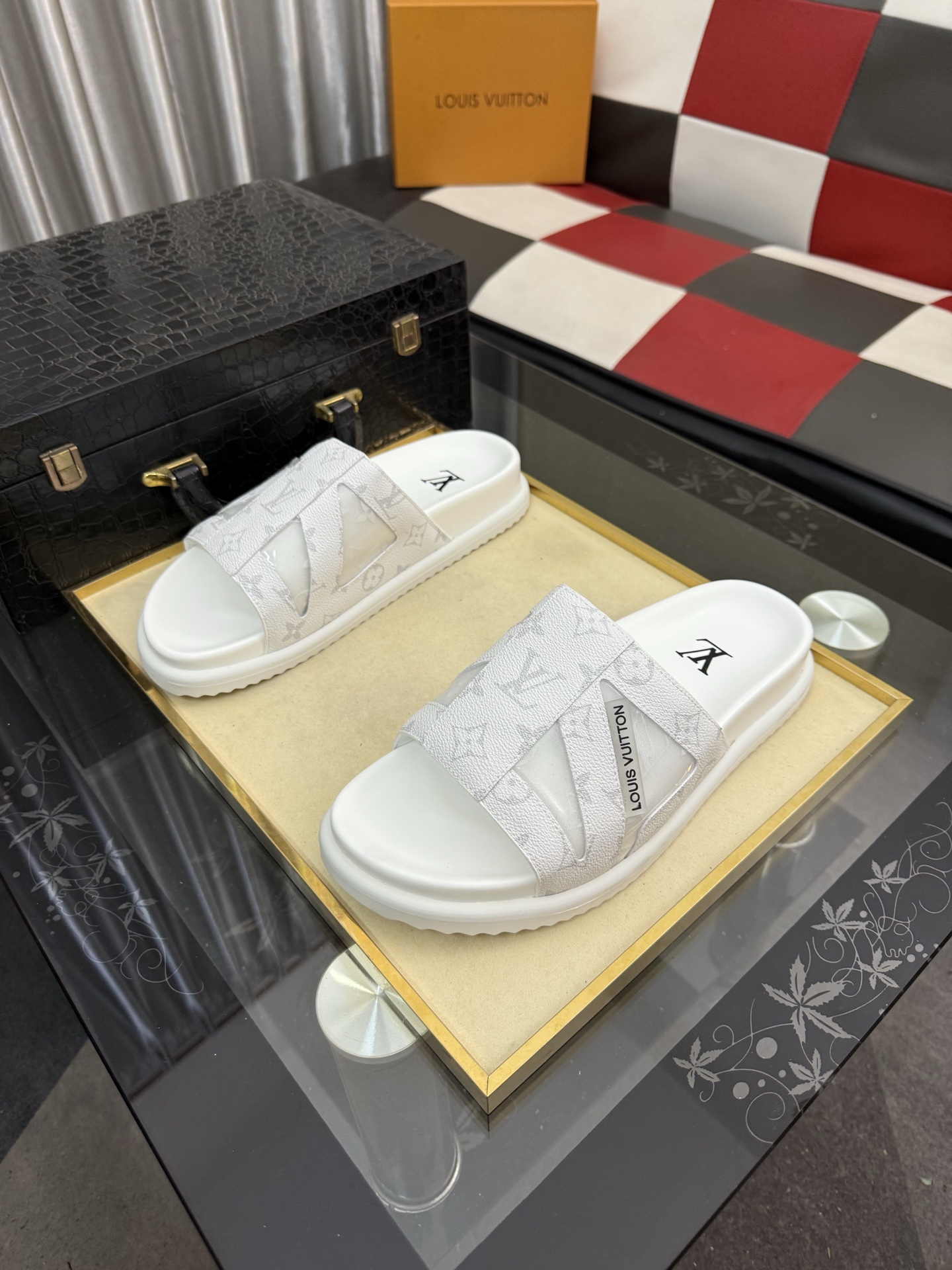 LV 高仿 男款 拖鞋 白色鏤空設計 Monogram 簡約百搭款| 3 LV 高仿 男款 拖鞋 白色鏤空設計 Monogram 簡約百搭款