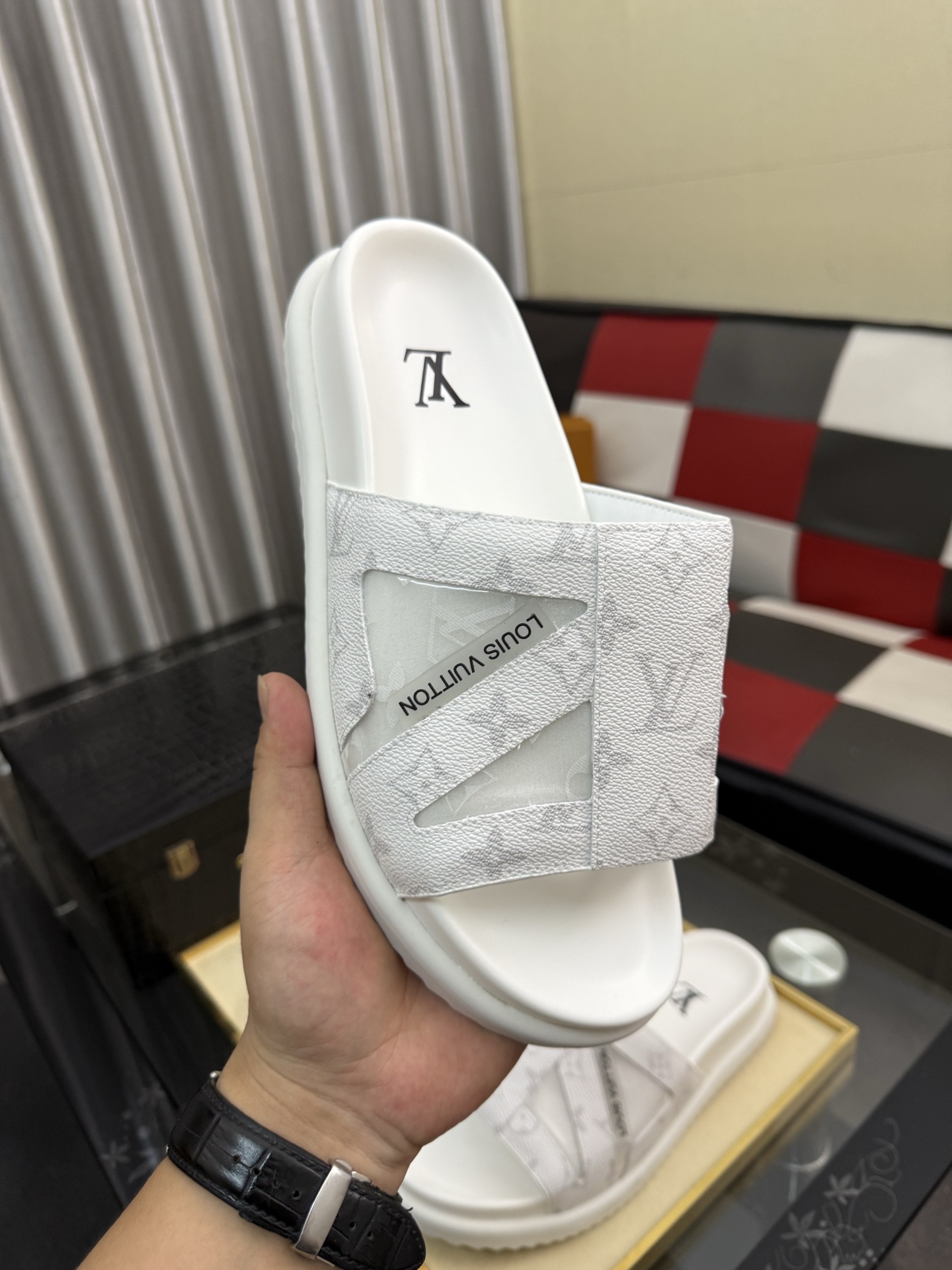 LV 高仿 男款 拖鞋 白色鏤空設計 Monogram 簡約百搭款| 12 LV 高仿 男款 拖鞋 白色鏤空設計 Monogram 簡約百搭款