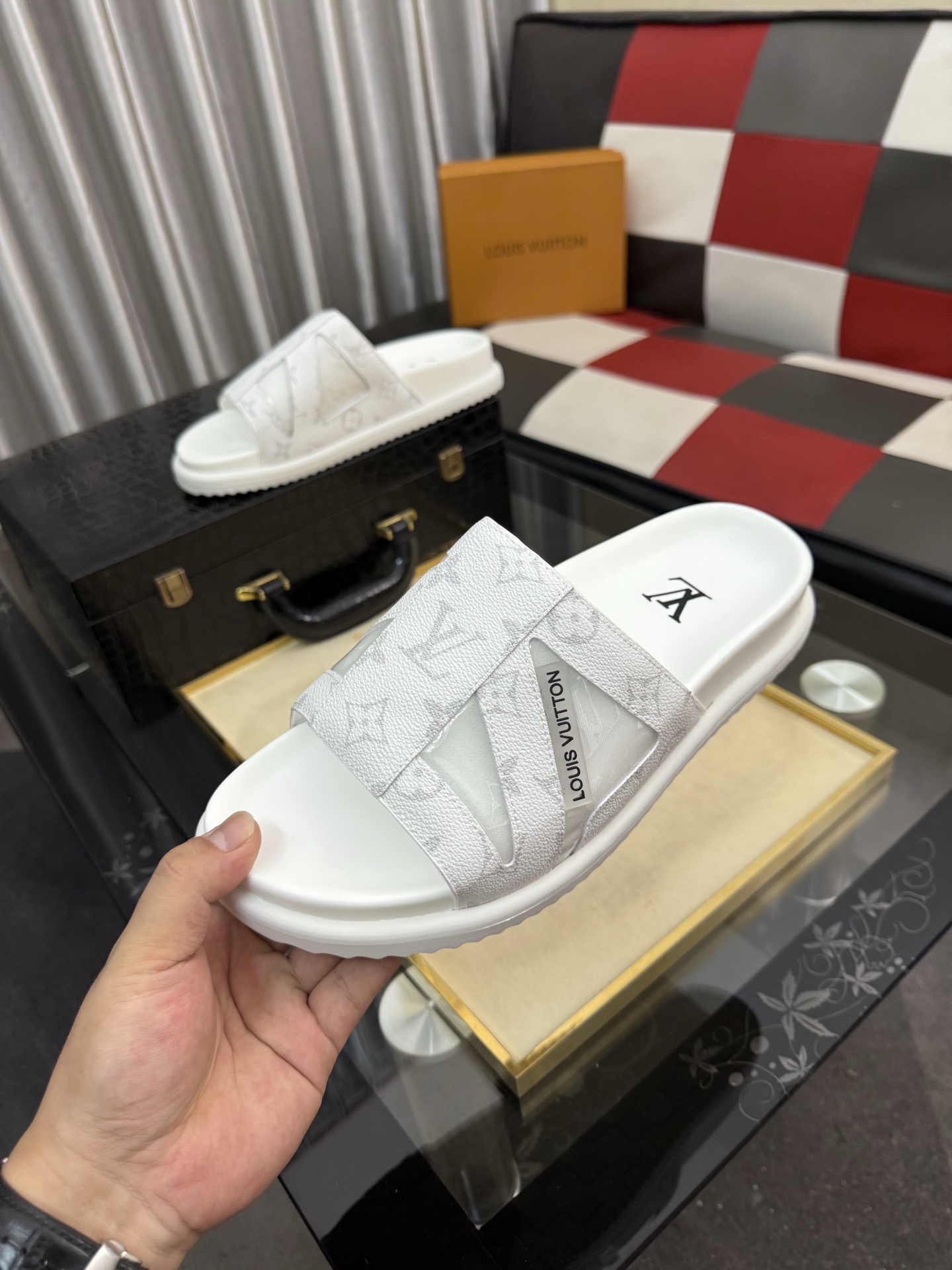 LV 高仿 男款 拖鞋 白色鏤空設計 Monogram 簡約百搭款| 11 LV 高仿 男款 拖鞋 白色鏤空設計 Monogram 簡約百搭款