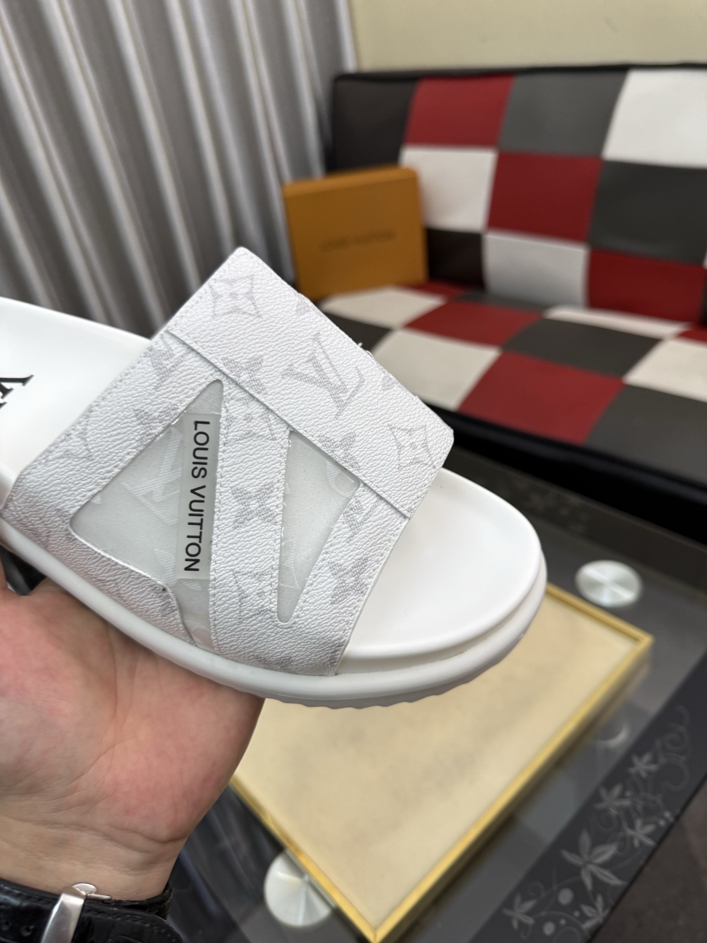 LV 高仿 男款 拖鞋 白色鏤空設計 Monogram 簡約百搭款| 10 LV 高仿 男款 拖鞋 白色鏤空設計 Monogram 簡約百搭款