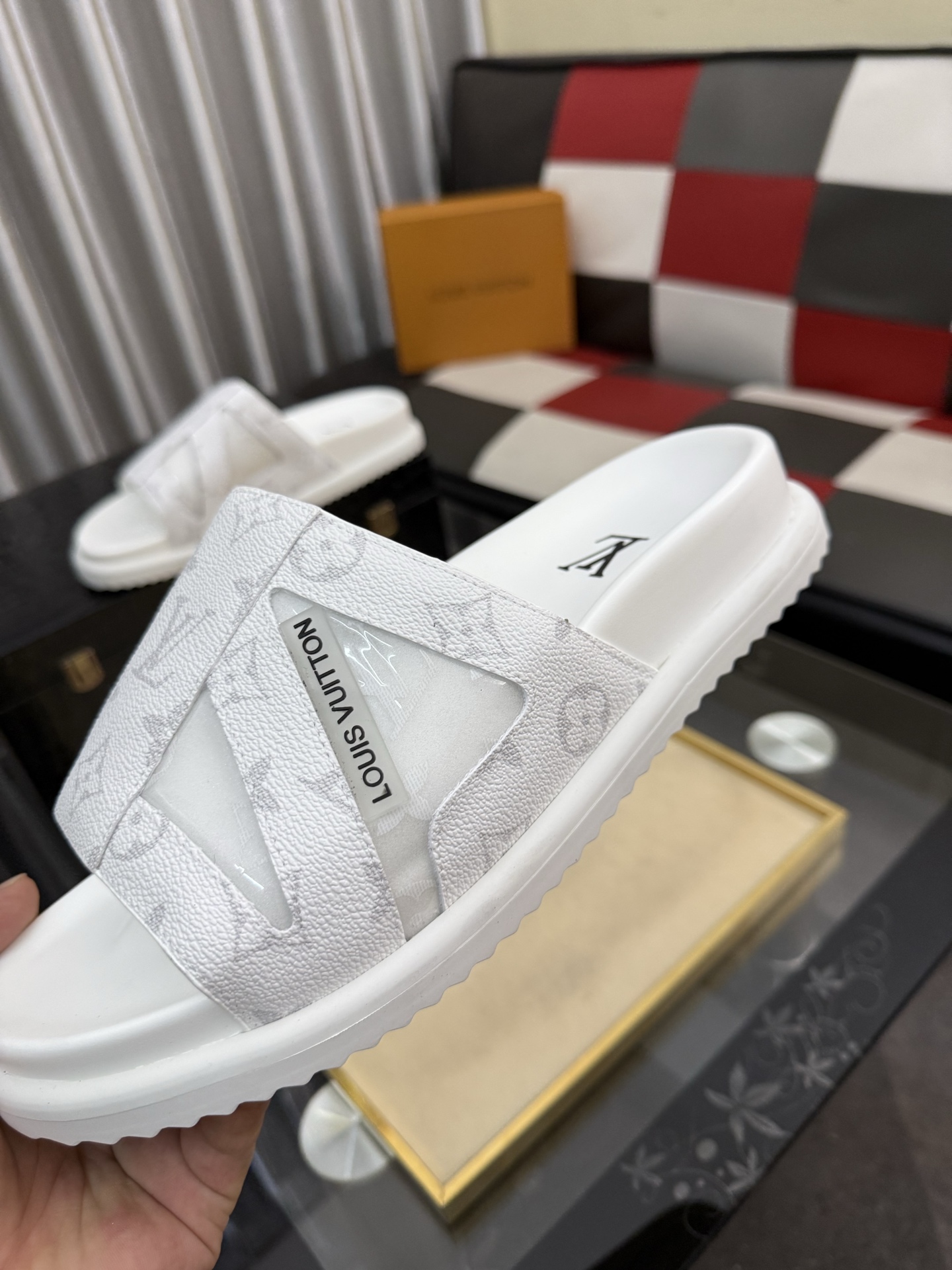 LV 高仿 男款 拖鞋 白色鏤空設計 Monogram 簡約百搭款| 9 LV 高仿 男款 拖鞋 白色鏤空設計 Monogram 簡約百搭款